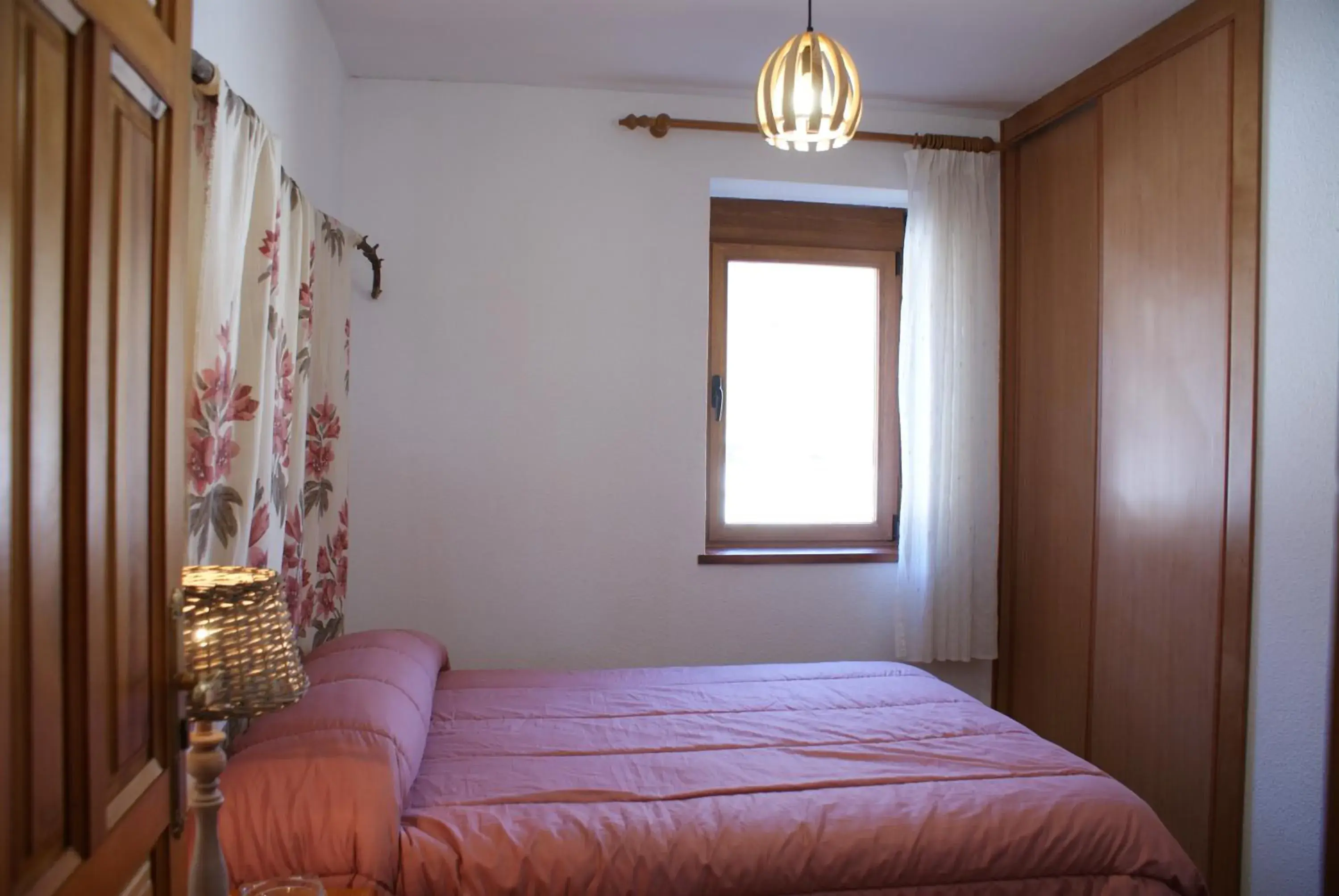 Queen Room with Shared Bathroom in Casa Crescente Queen Room with Shared Bathroom in Casa Crescente