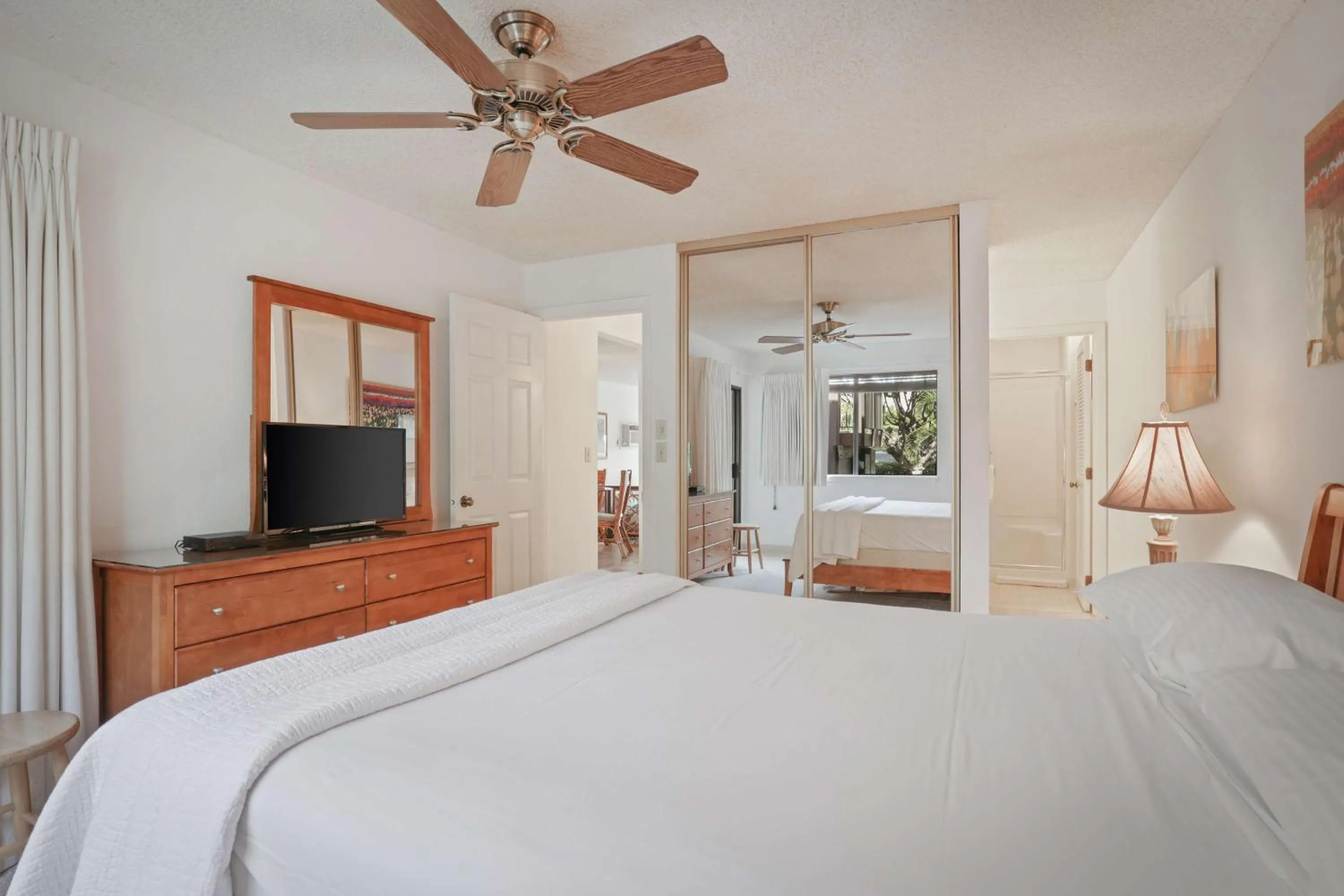 Communal lounge/ TV room, Bed in Aston Maui Hill