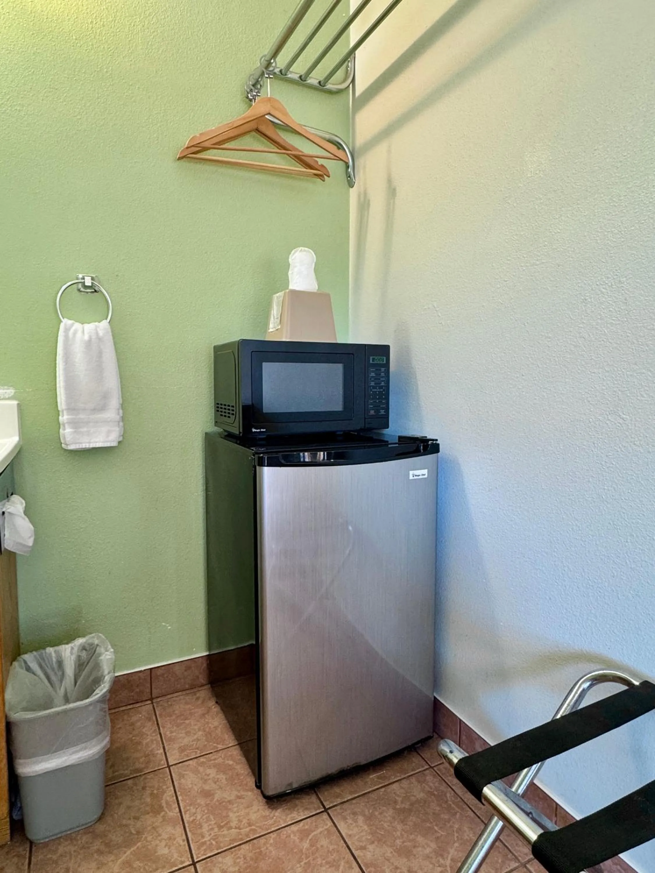 microwave in Snooz Inn