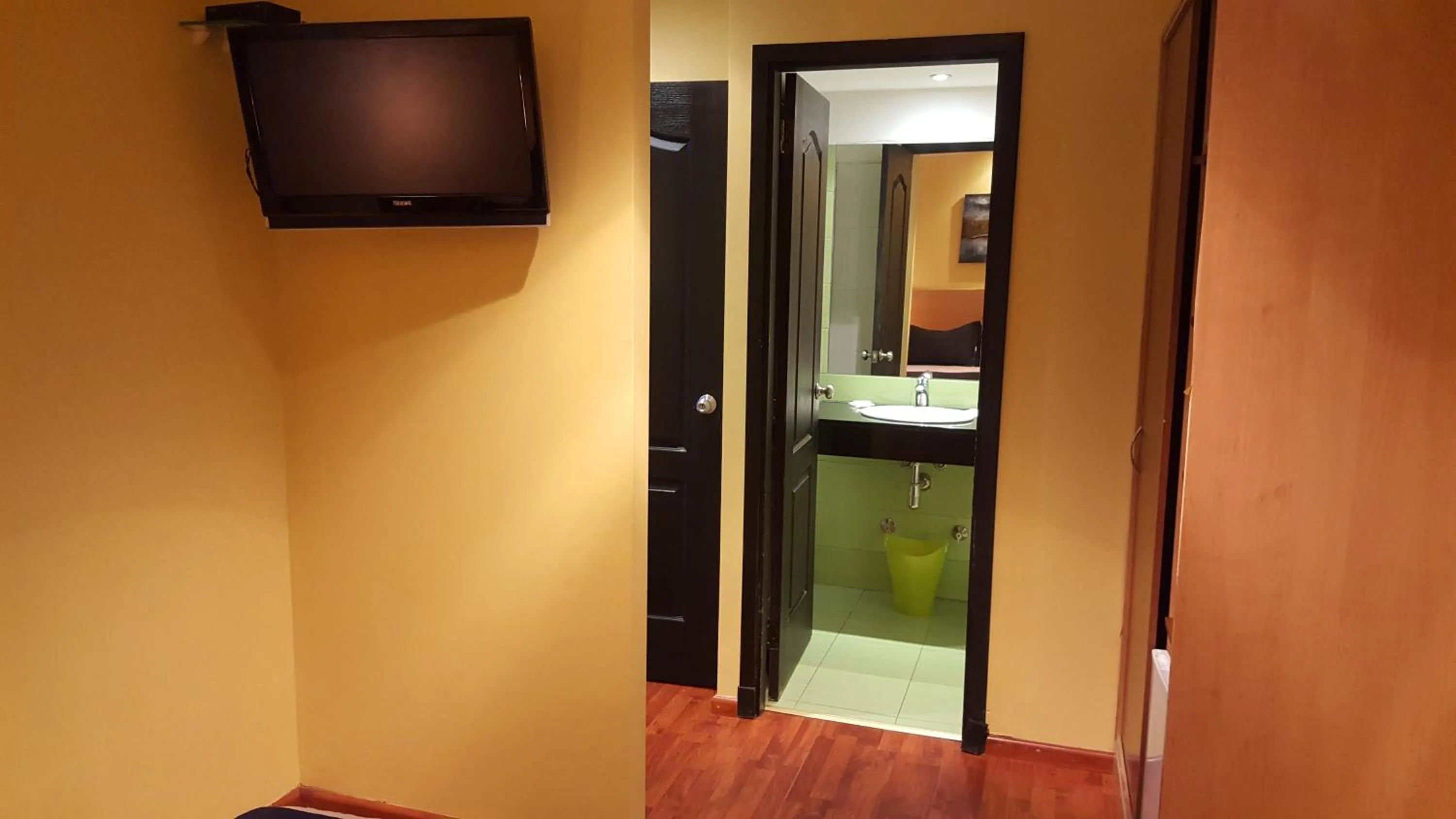 Photo of the whole room in Sur Hotel