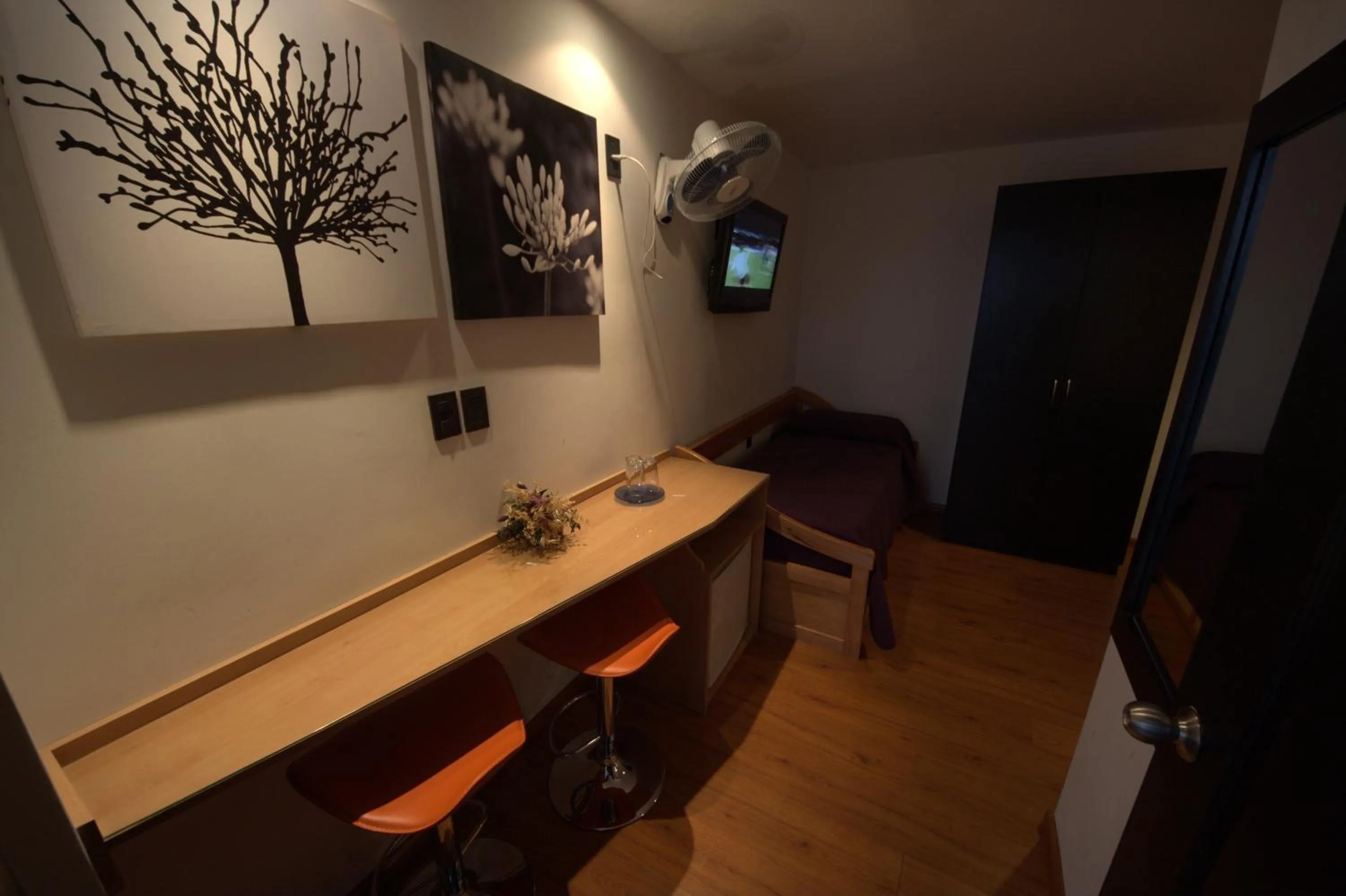 Photo of the whole room in Sur Hotel