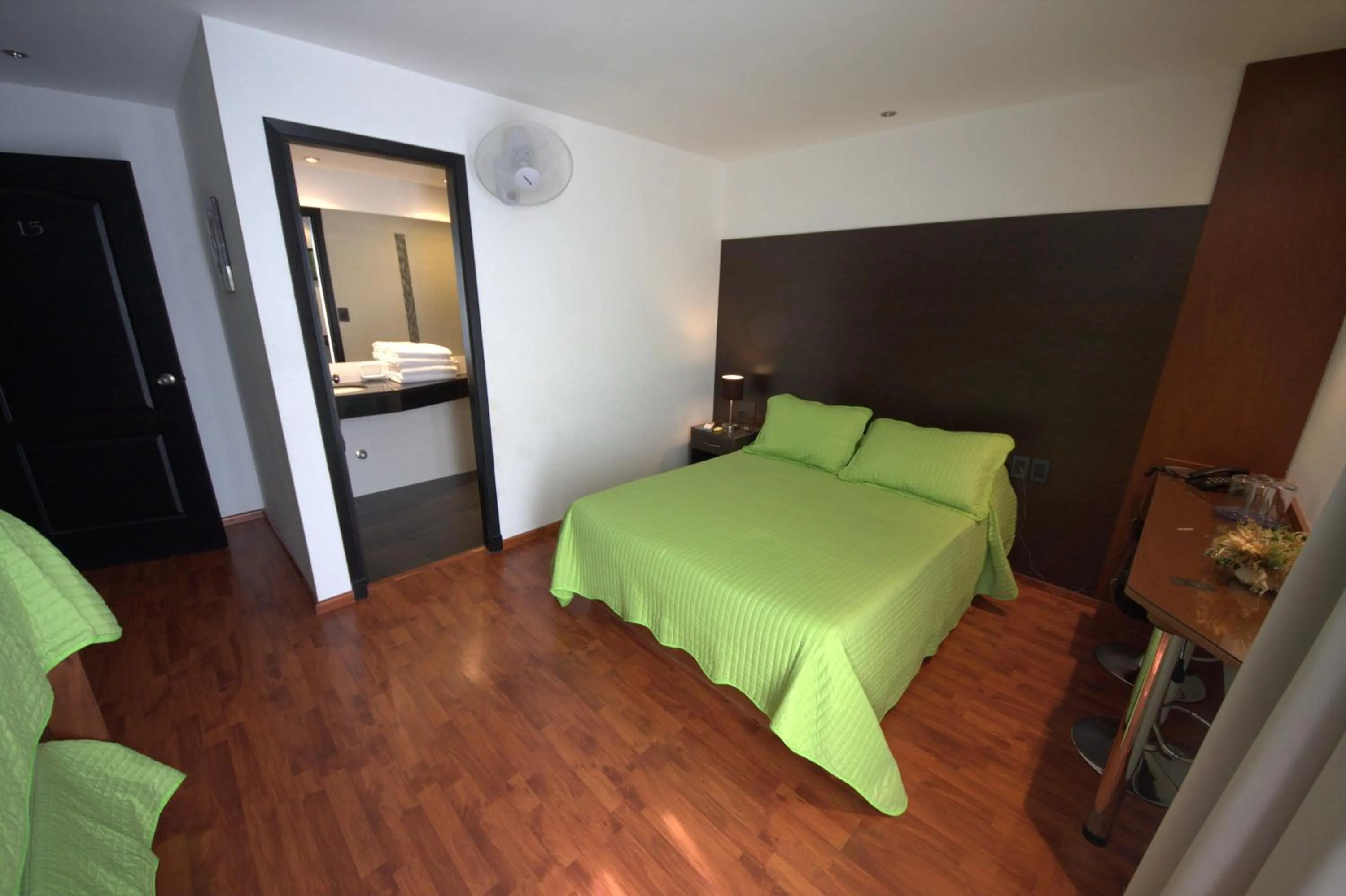 Photo of the whole room, Bed in Sur Hotel