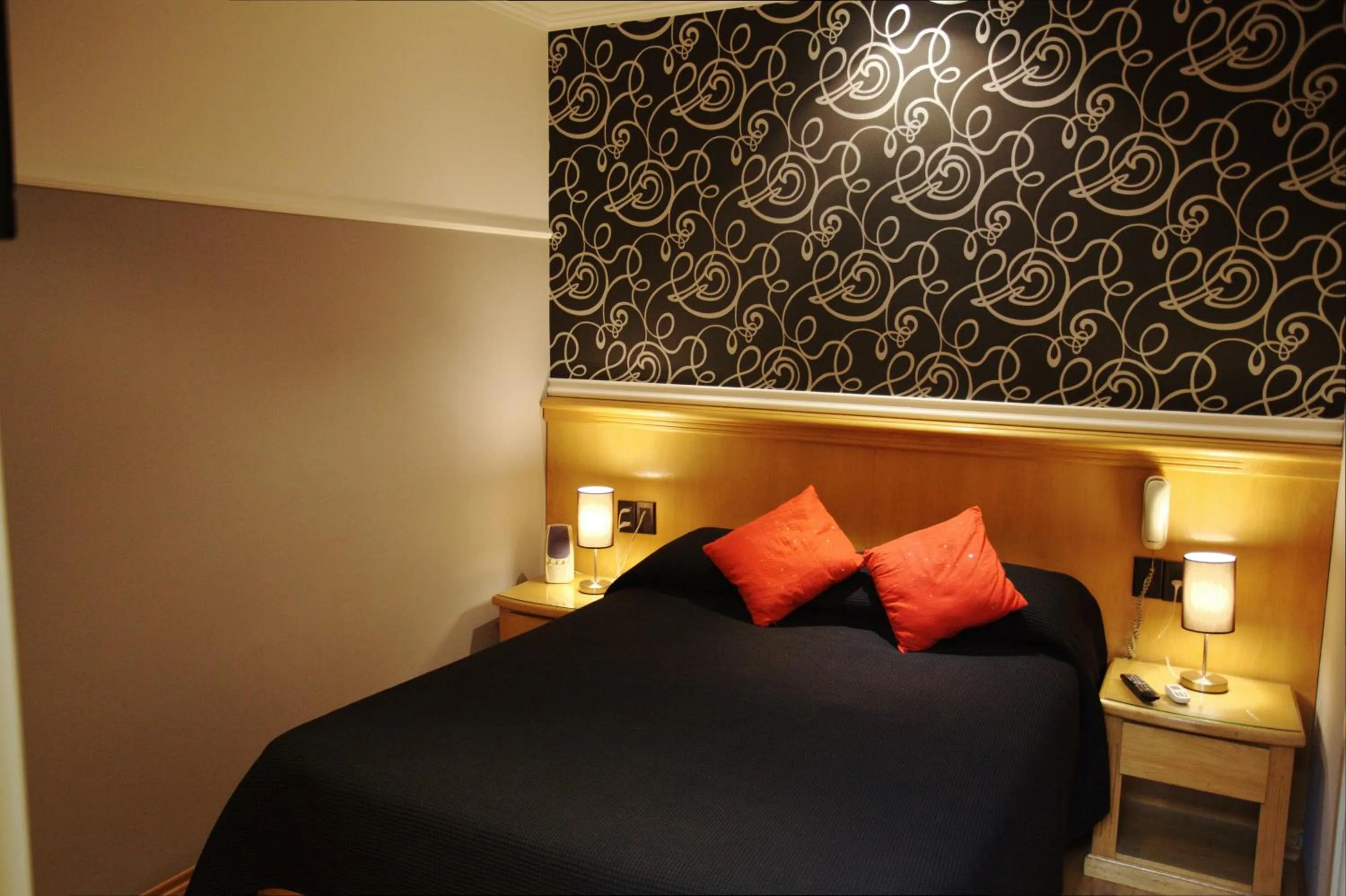 Photo of the whole room, Bed in Sur Hotel