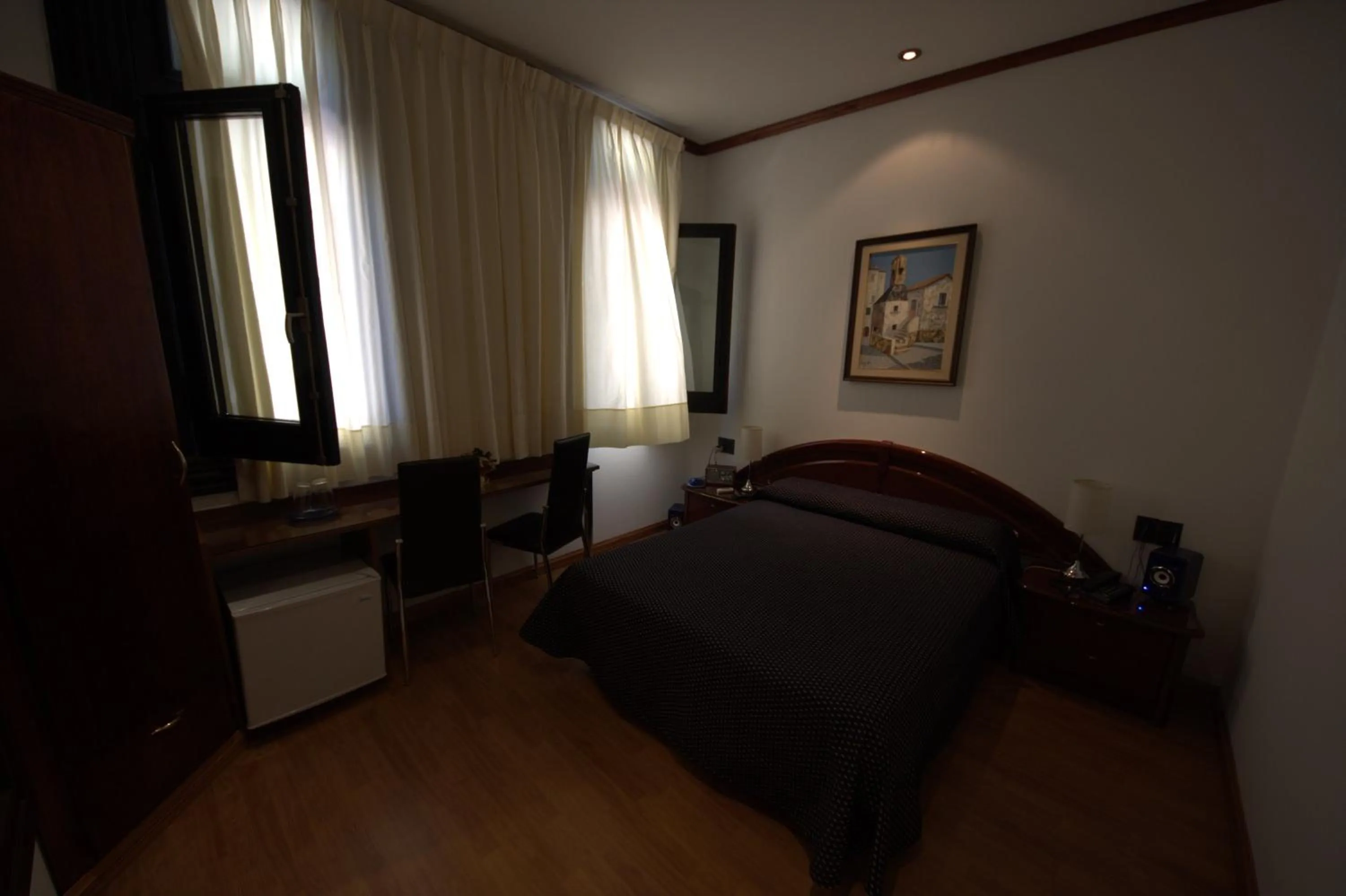 Photo of the whole room, Bed in Sur Hotel