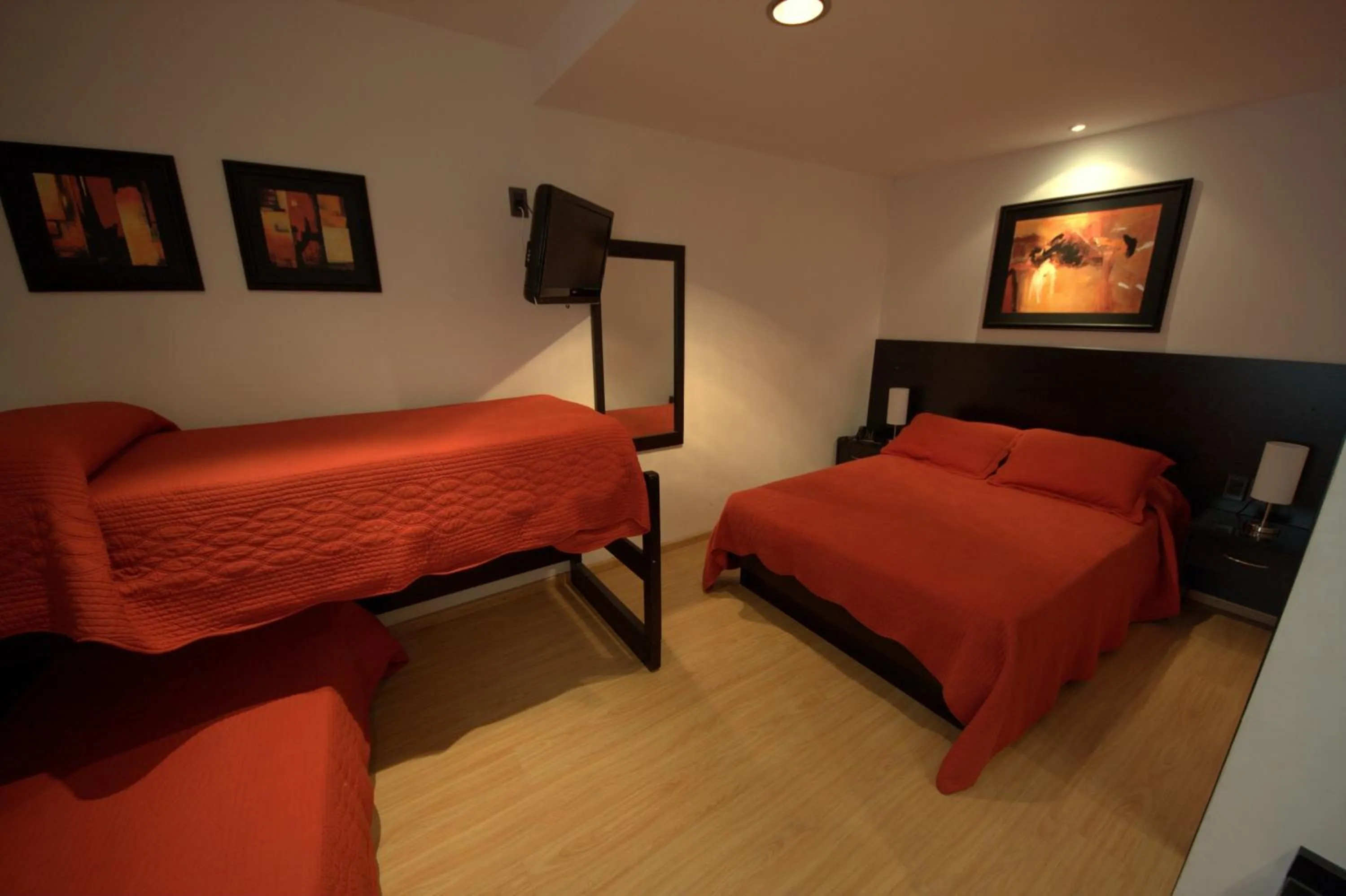 Photo of the whole room, Bed in Sur Hotel