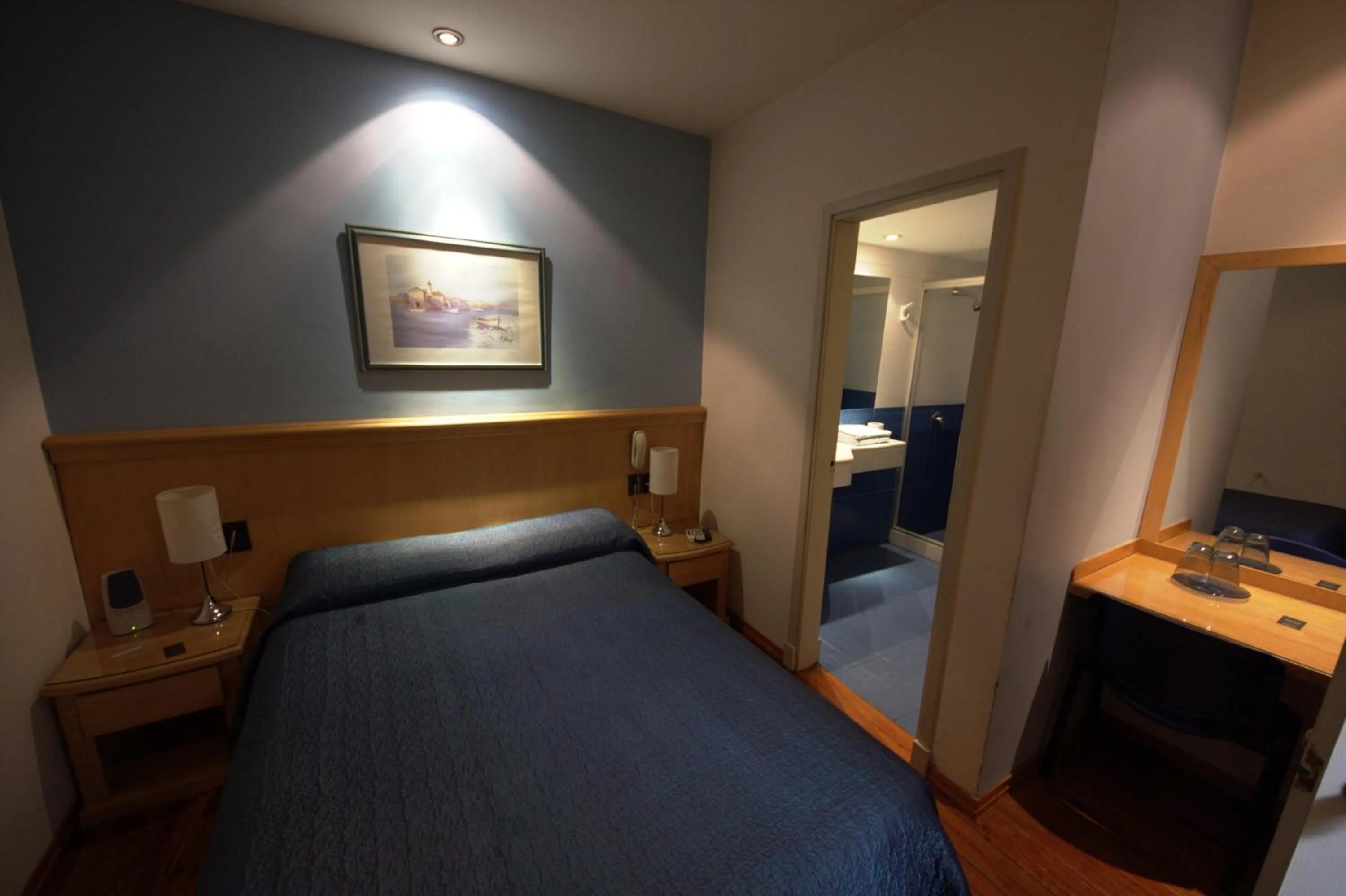 Photo of the whole room, Bed in Sur Hotel