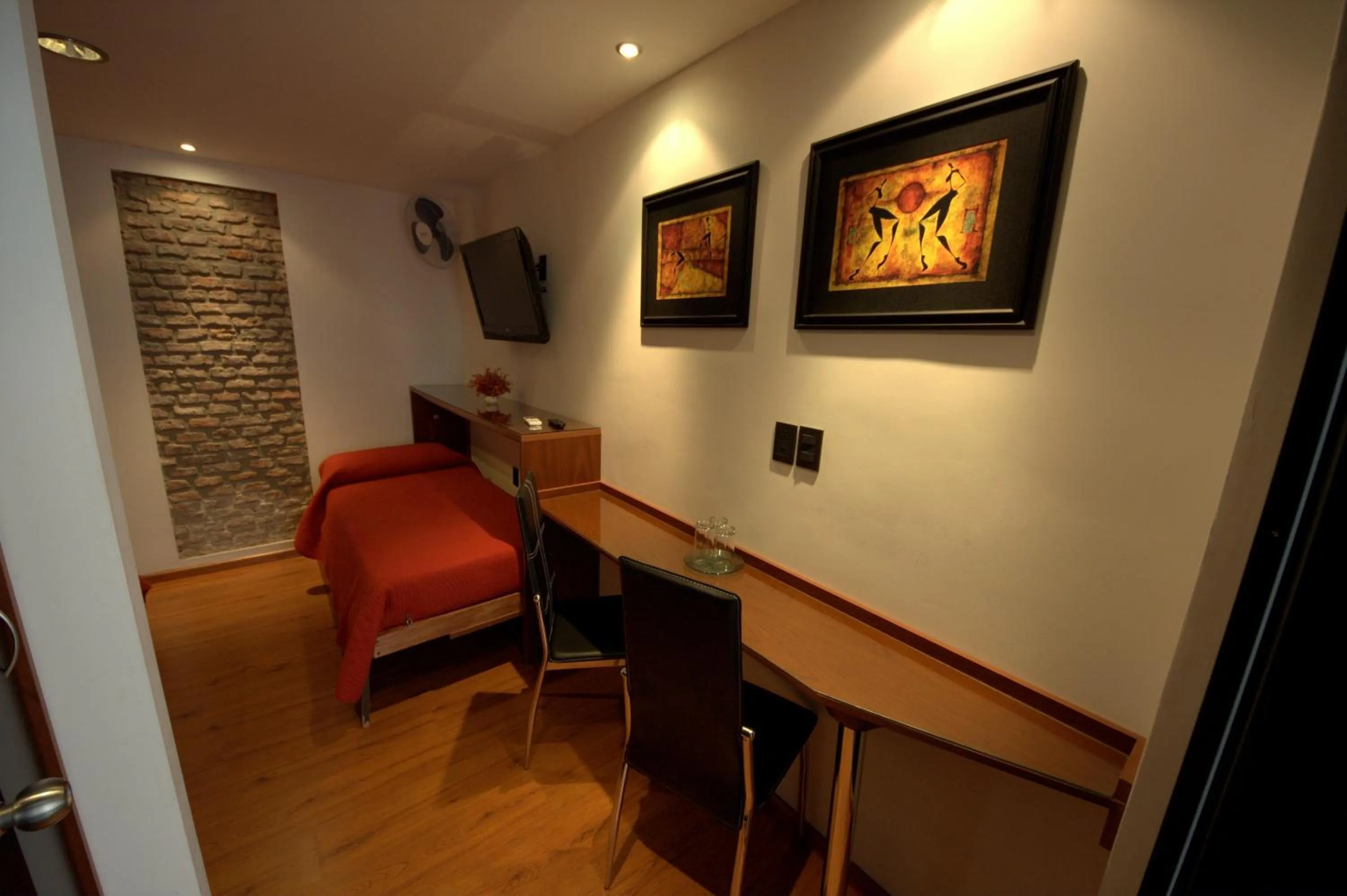 Photo of the whole room in Sur Hotel