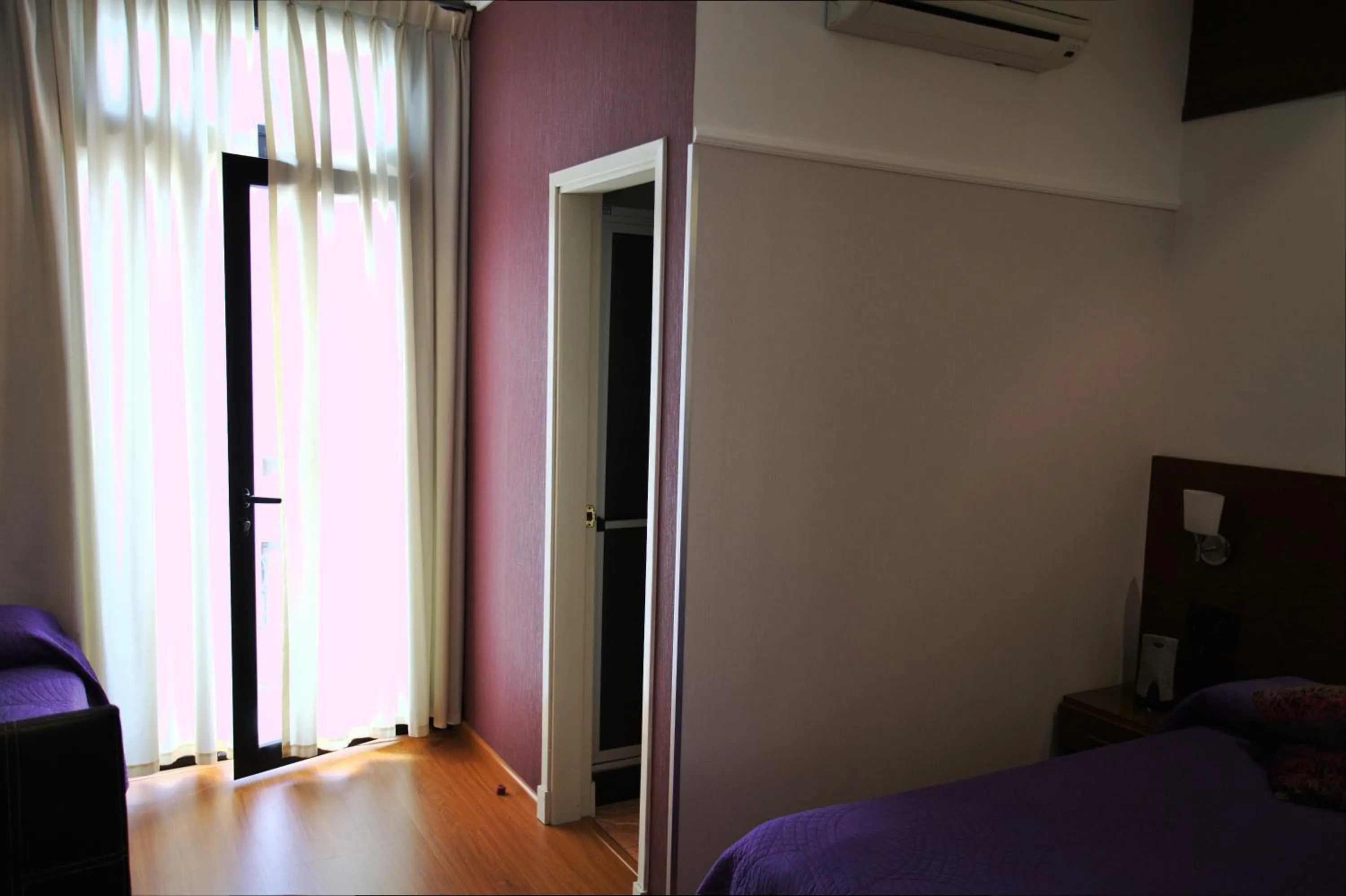 Photo of the whole room, Bed in Sur Hotel