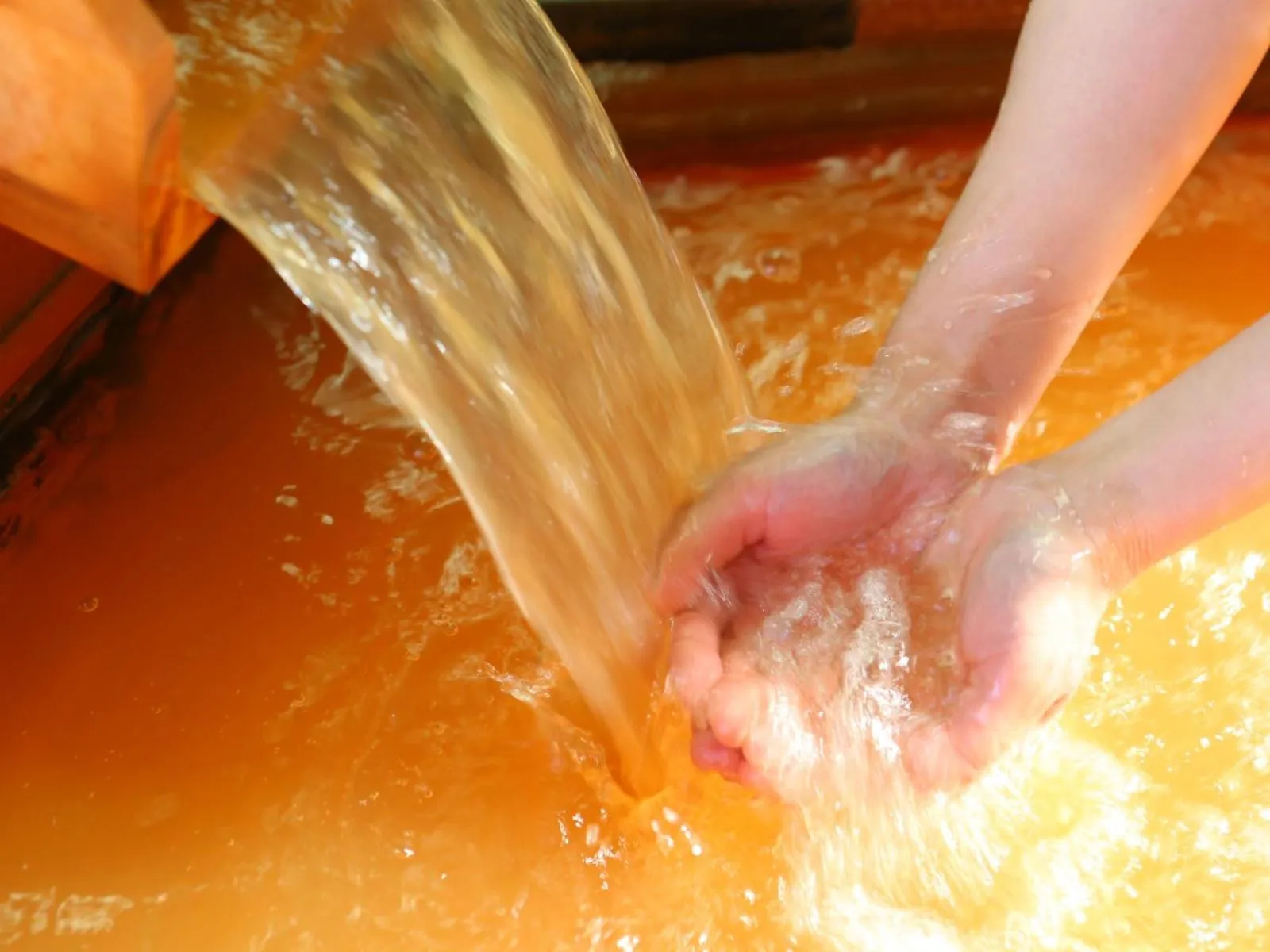 Hot Spring Bath in Motoyu Kosenkaku