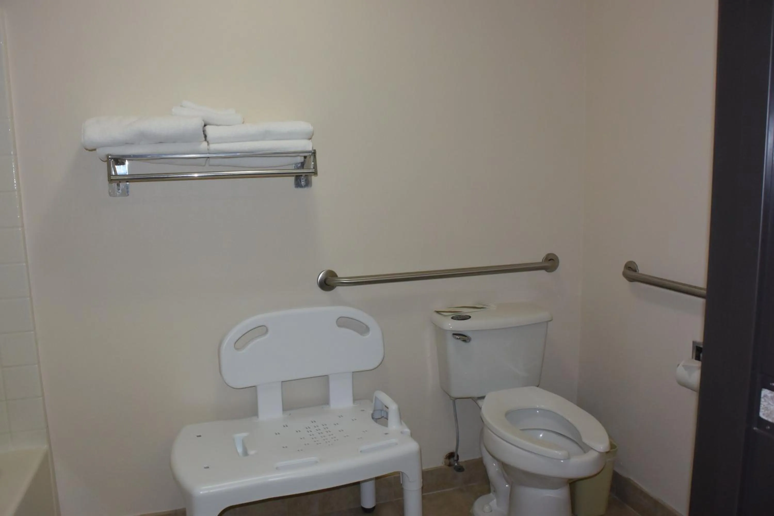 Bathroom in Travelodge by Wyndham, Newberg