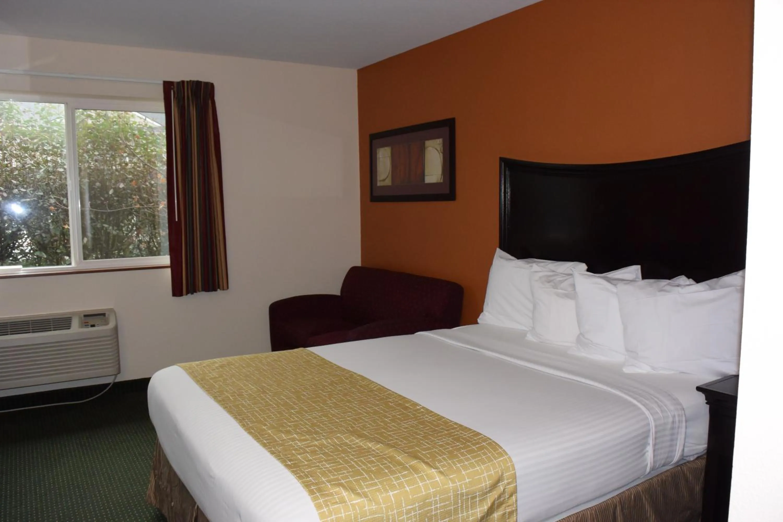 Bed in Travelodge by Wyndham, Newberg