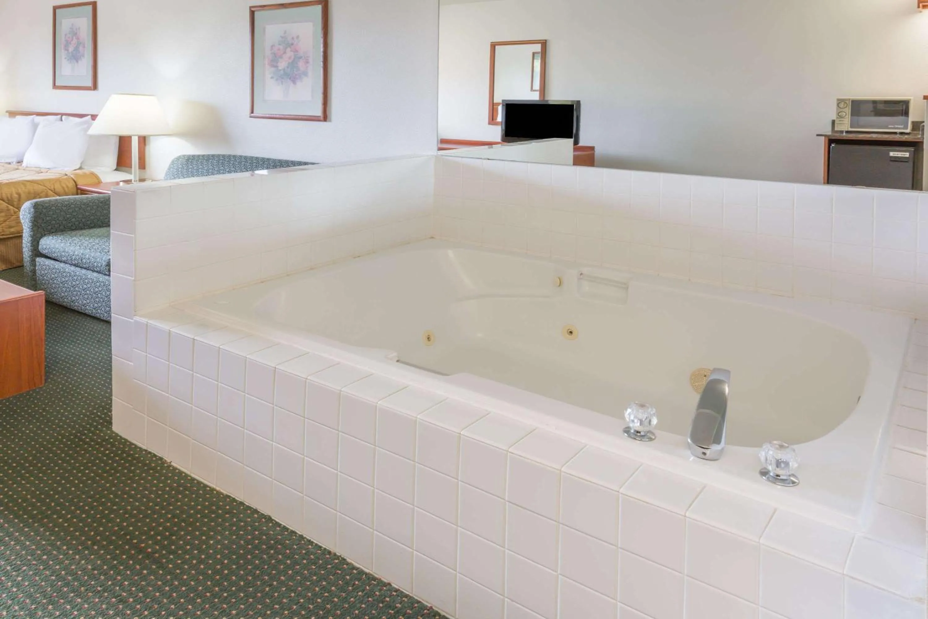 Photo of the whole room, Bed in Travelodge by Wyndham, Newberg