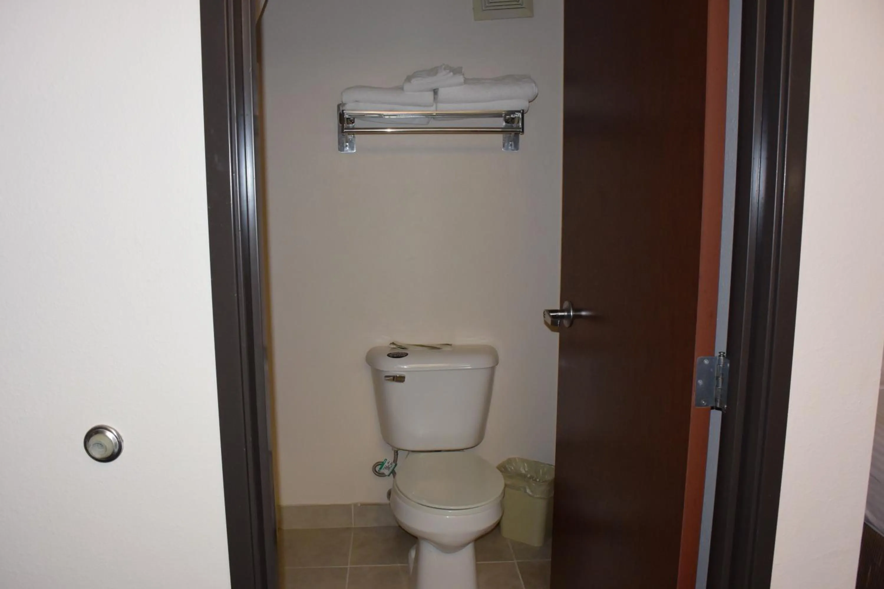 Bathroom in Travelodge by Wyndham, Newberg