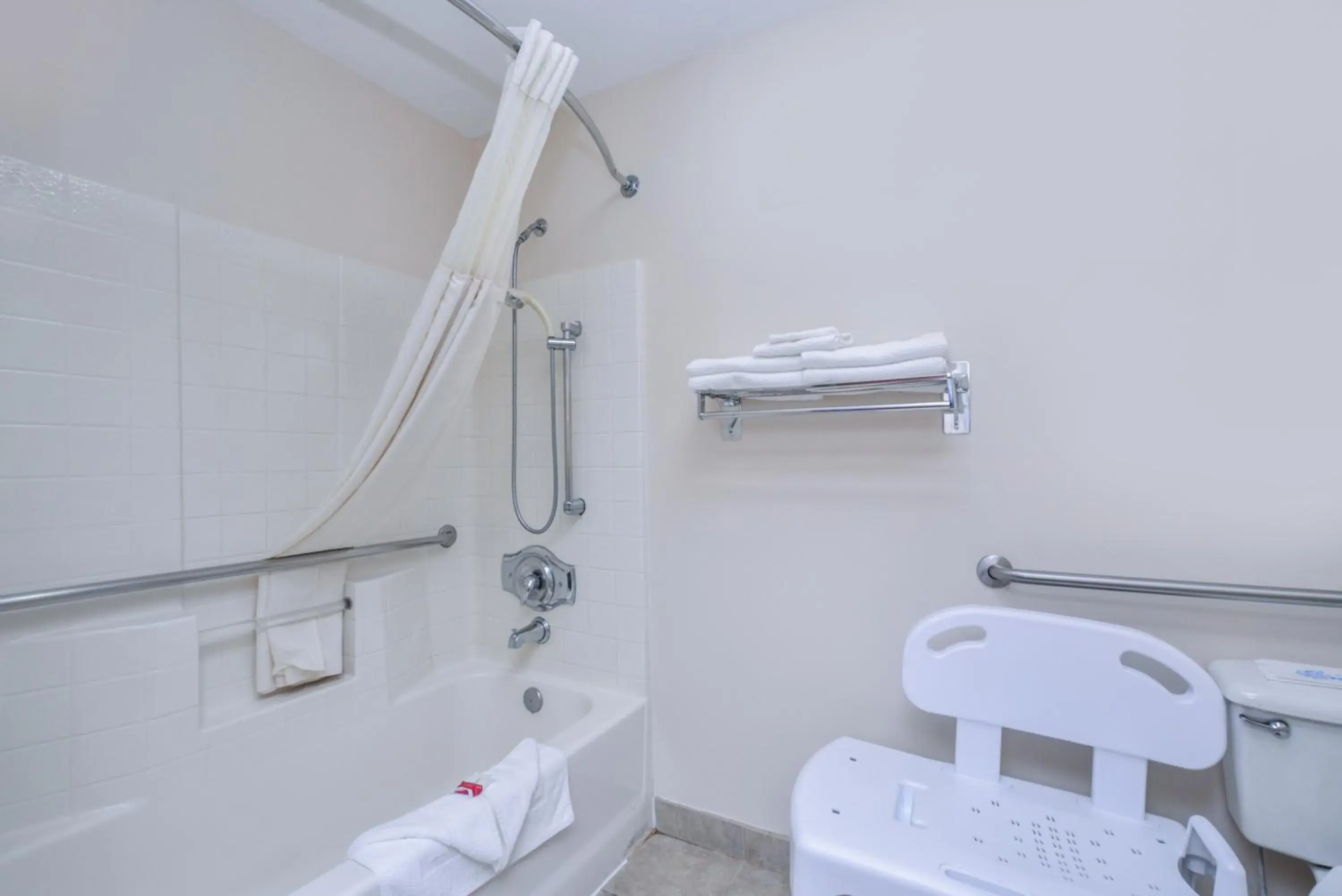 Queen Room - Disability Access/Non-Smoking in Travelodge by Wyndham, Newberg Queen Room - Disability Access/Non-Smoking in Travelodge by Wyndham, Newberg