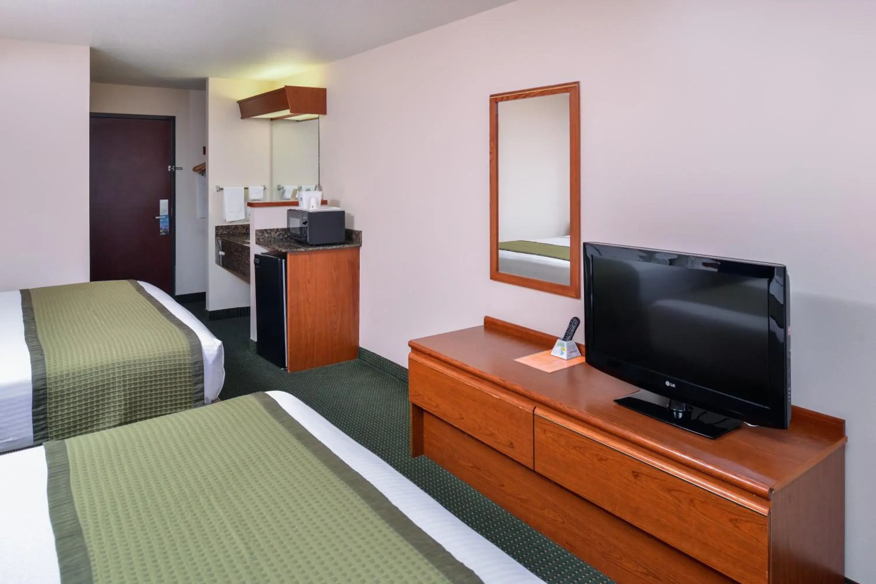 Deluxe Queen Room with Two Queen Beds - Pet Friendly in Travelodge by Wyndham, Newberg Deluxe Queen Room with Two Queen Beds - Pet Friendly in Travelodge by Wyndham, Newberg