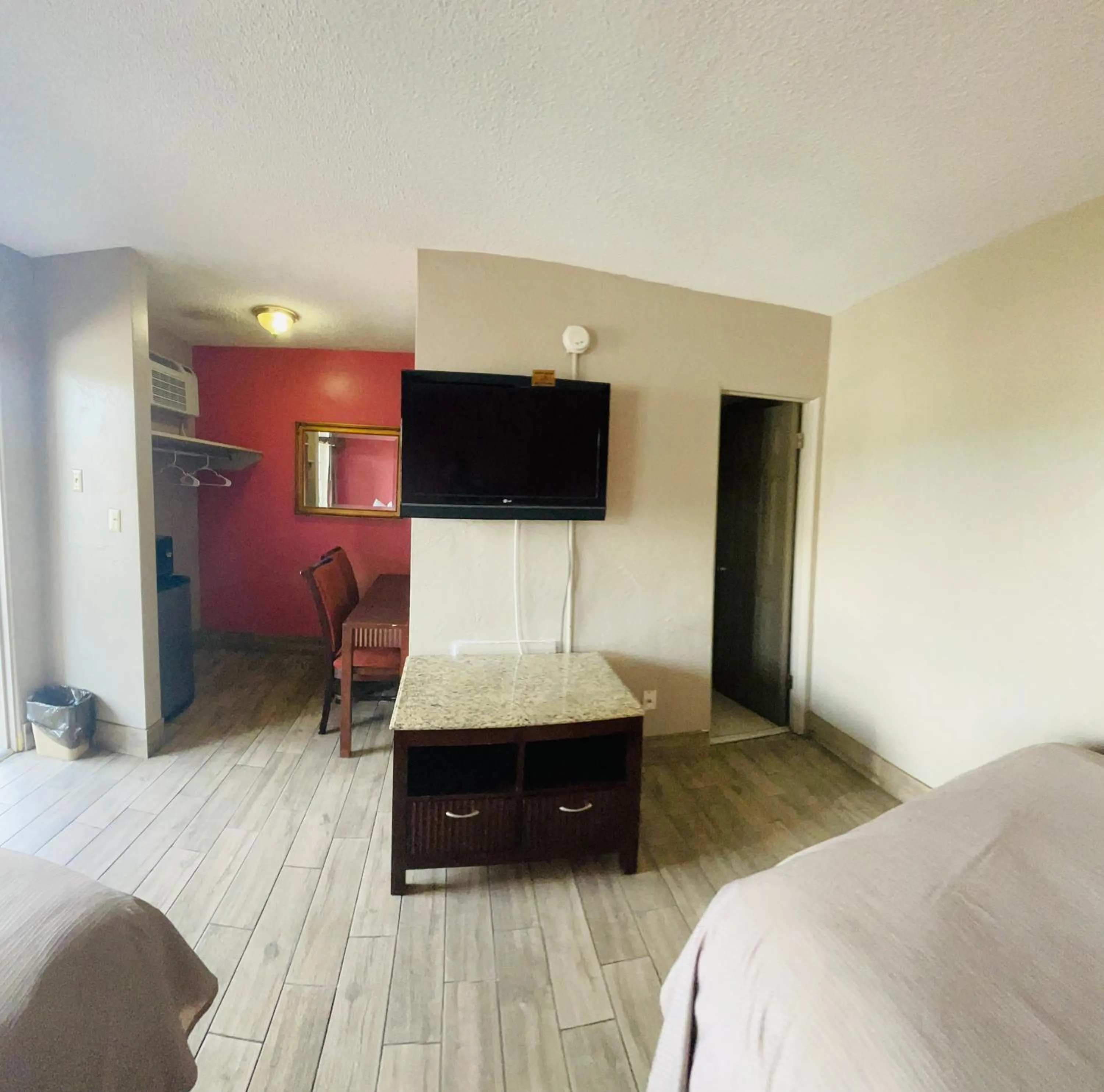 TV and multimedia, Bed in Budget Inn - St. Petersburg