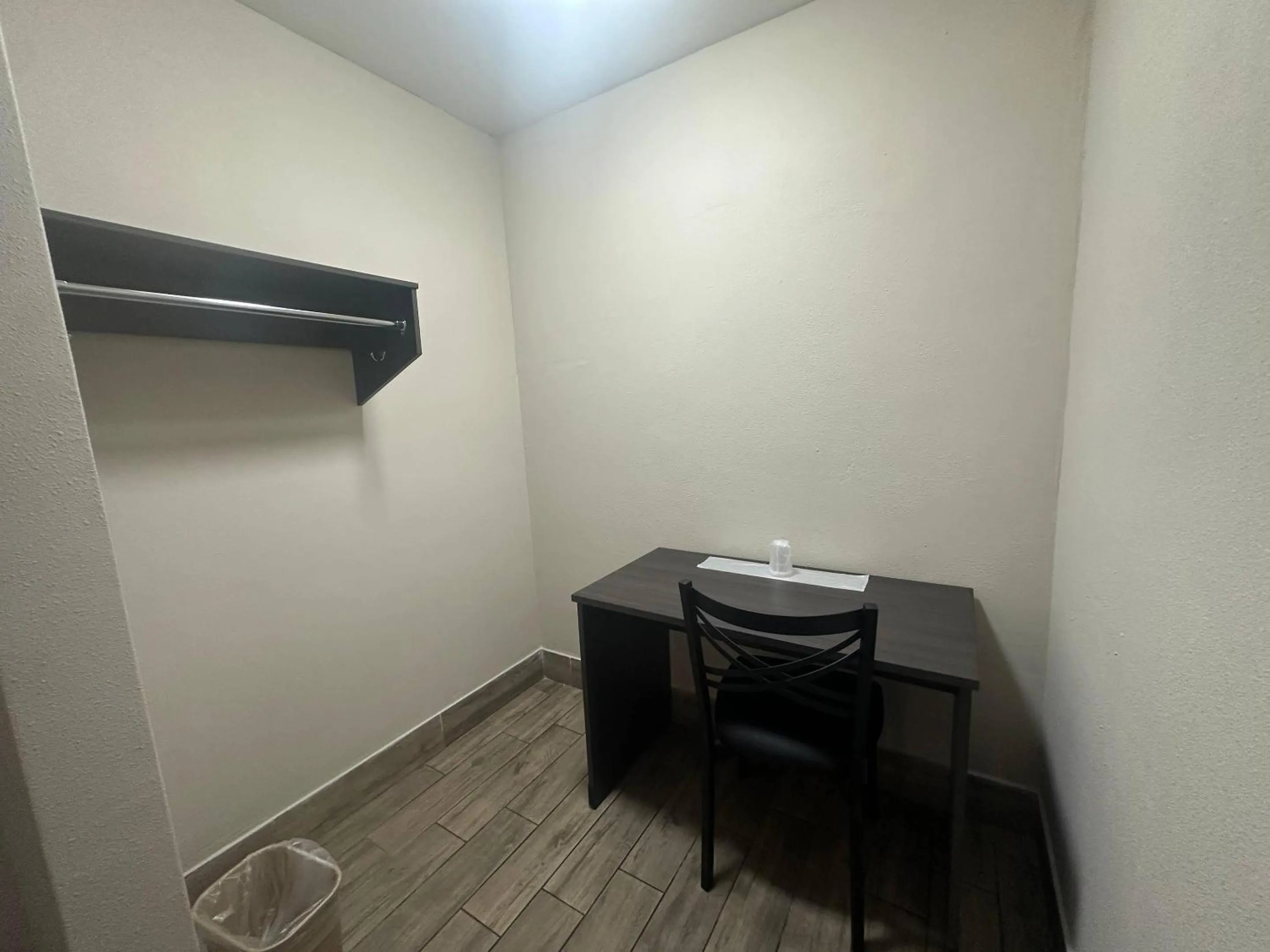 Bedroom in Econo Lodge