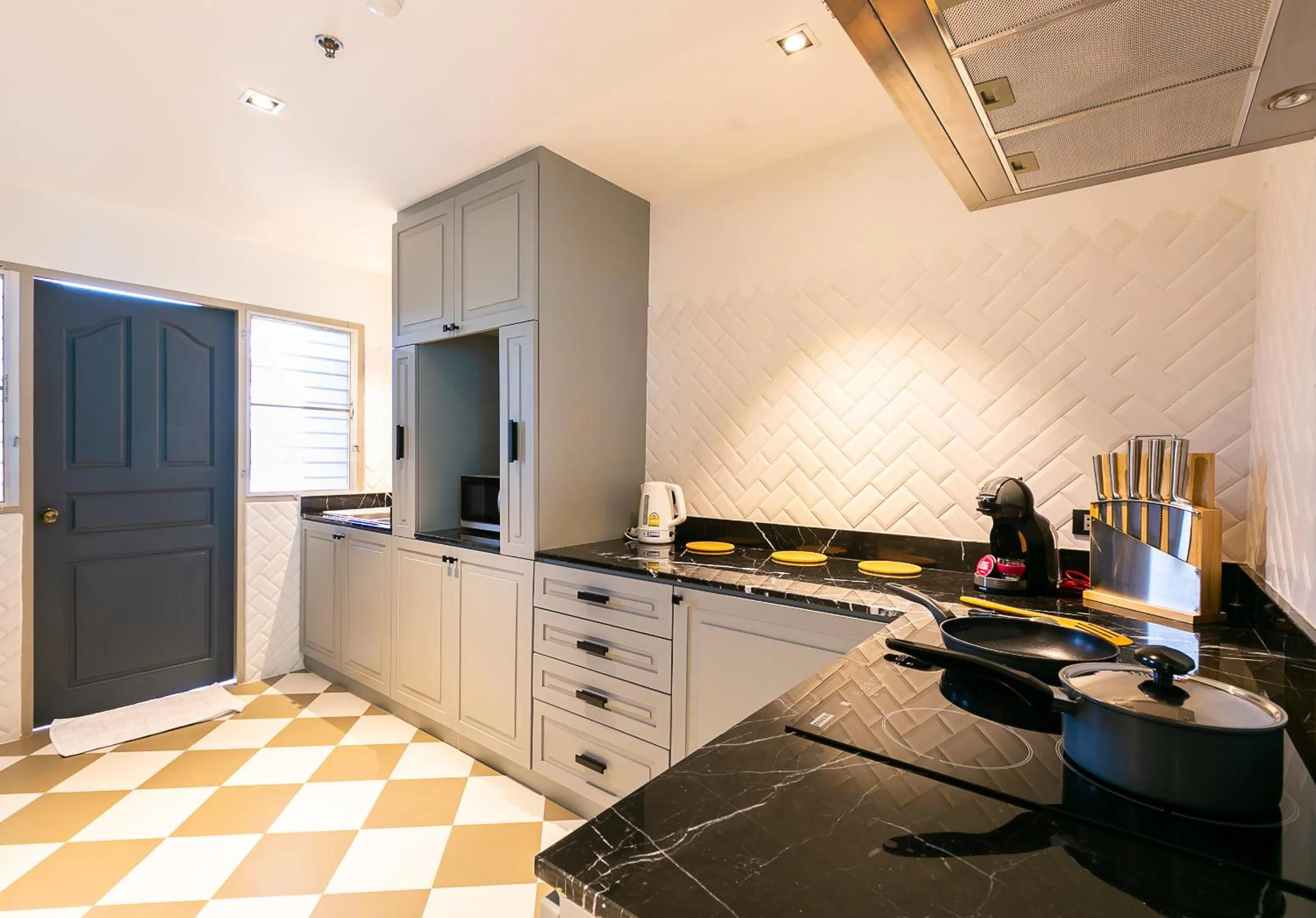 Kitchen or kitchenette in THEA Private Suites by TH District