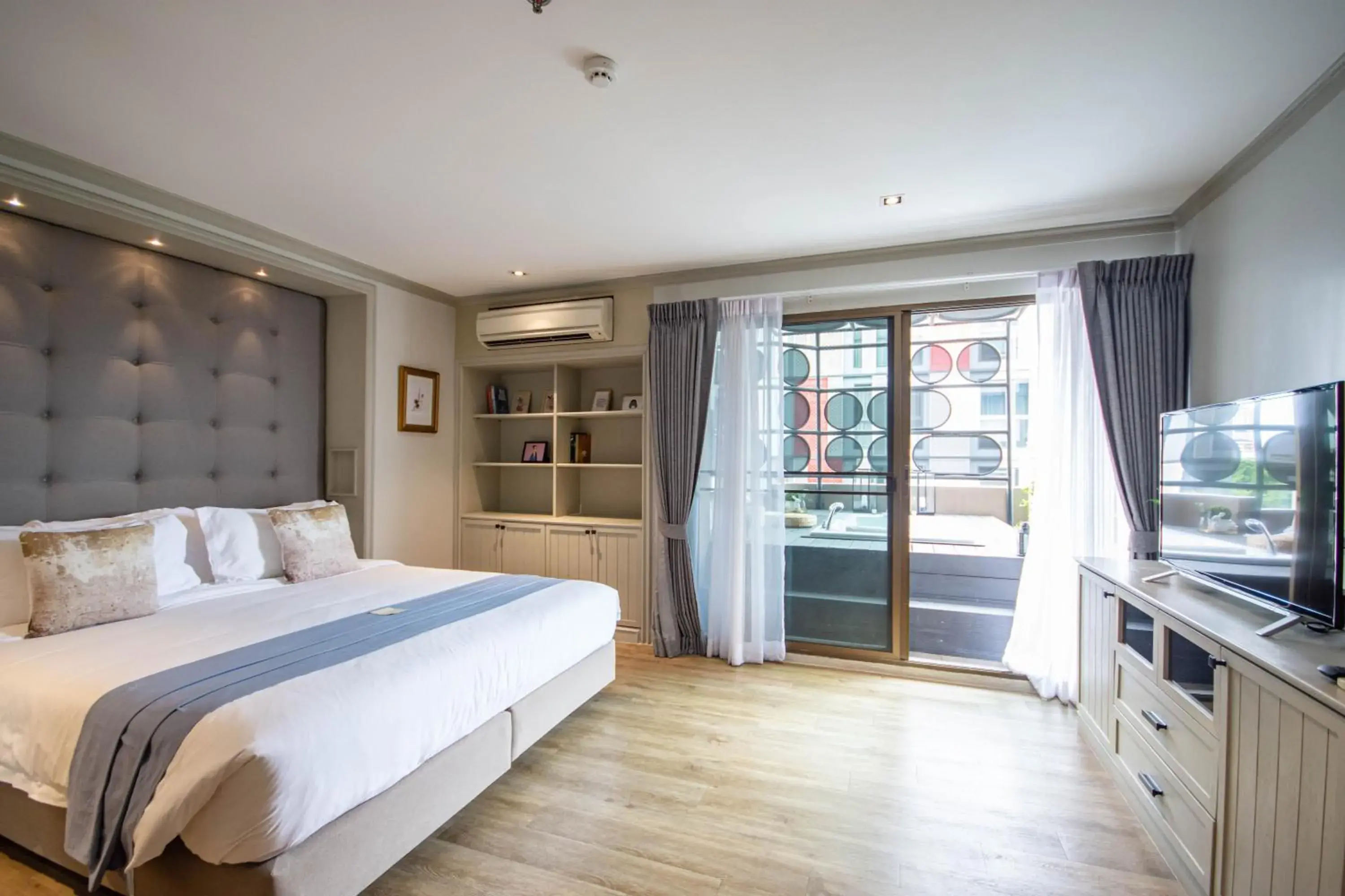 Two-Bedroom Suite with Hot Tub in THEA Private Suites by TH District Two-Bedroom Suite with Hot Tub in THEA Private Suites by TH District