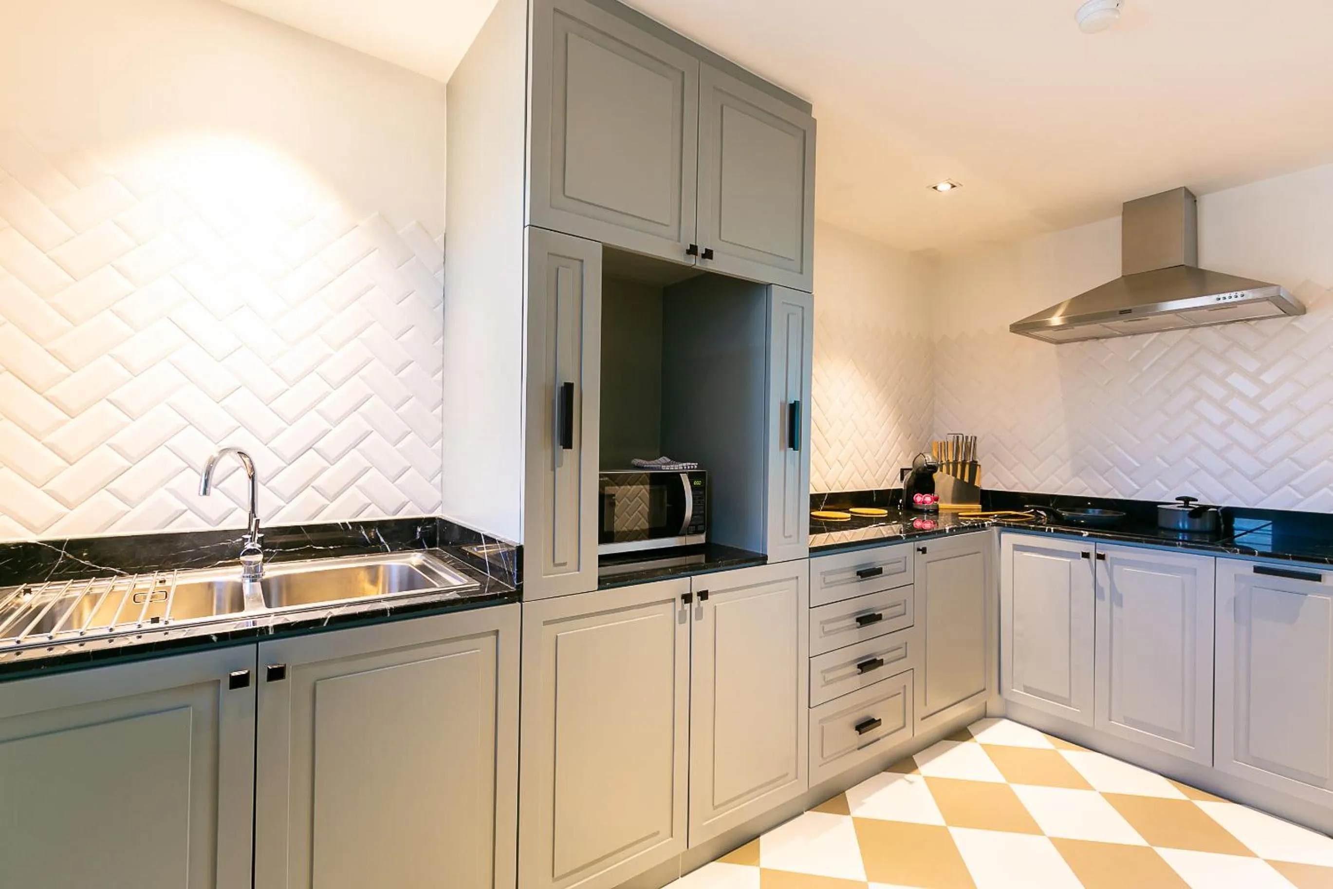 Kitchen or kitchenette in THEA Private Suites by TH District