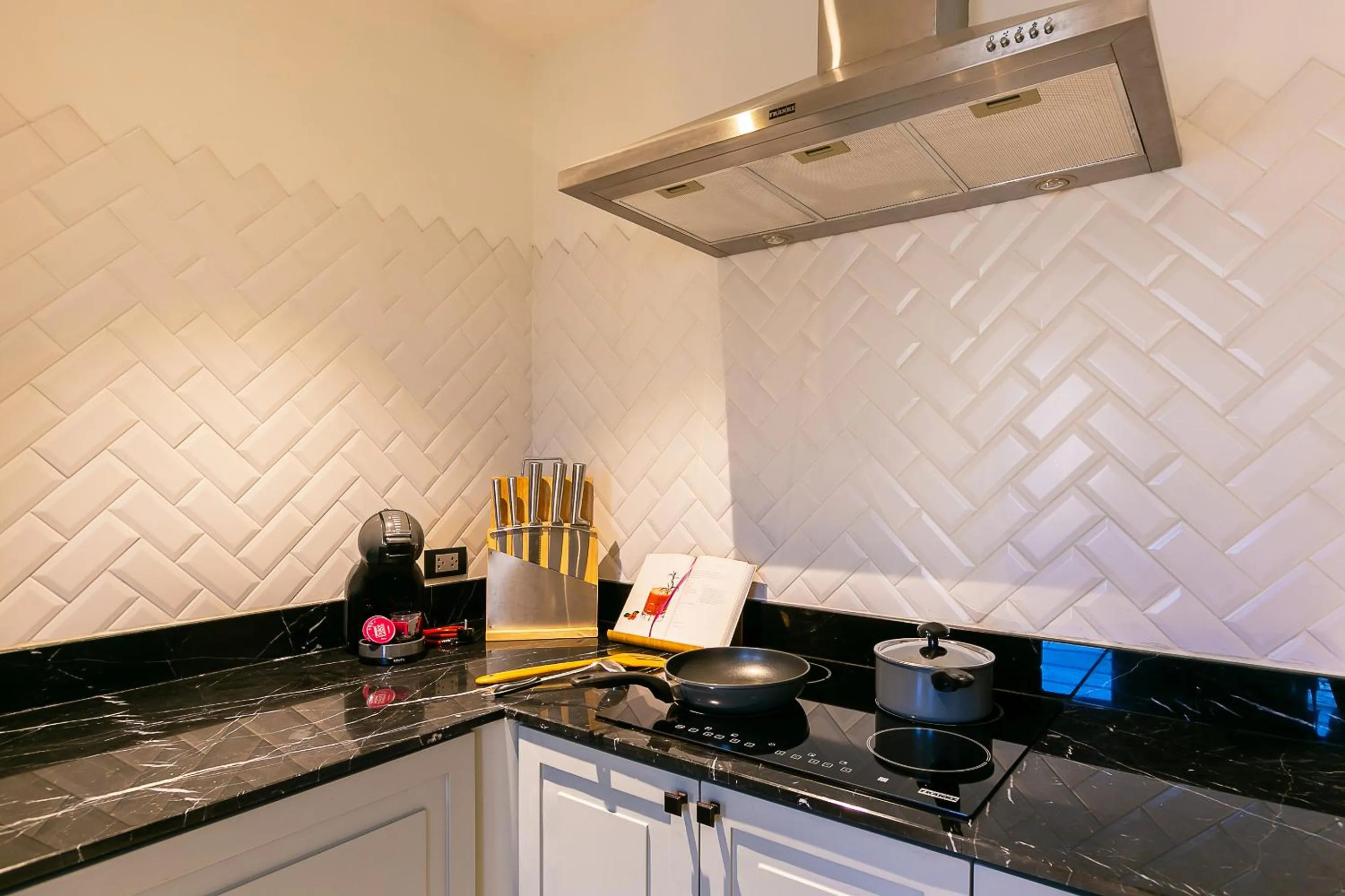 Kitchen or kitchenette in THEA Private Suites by TH District