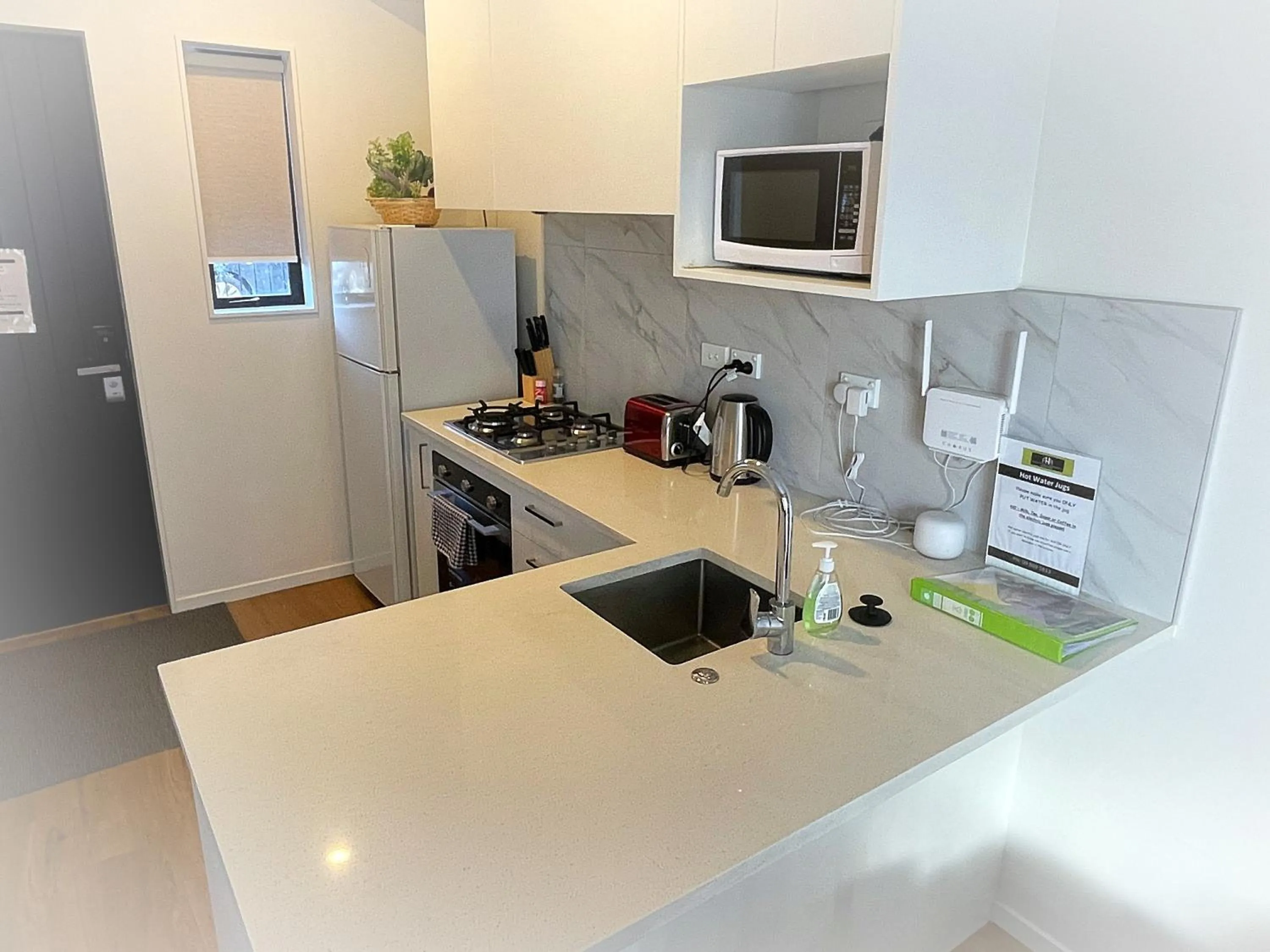 microwave in Flat Bush Holiday Accommodation