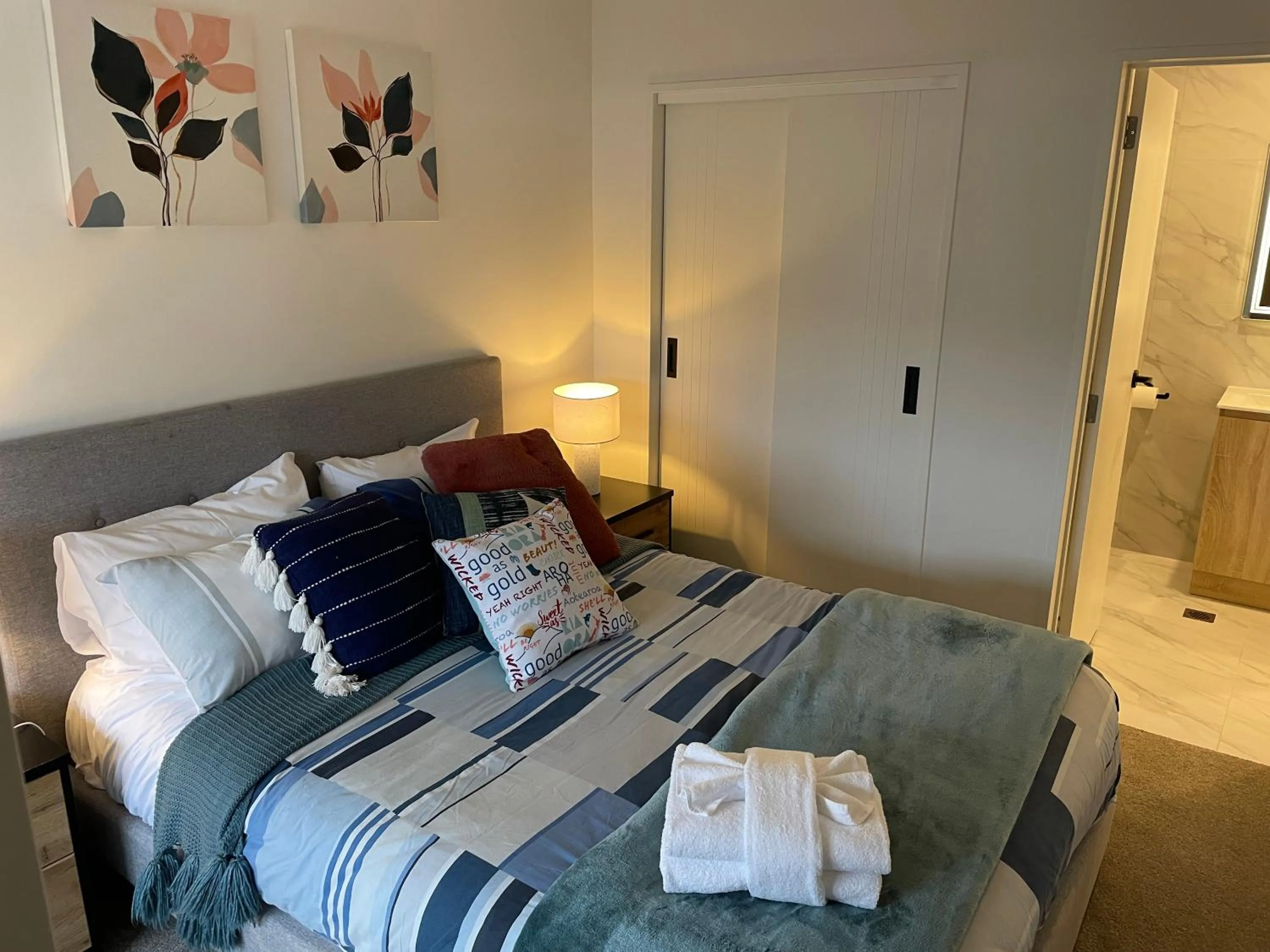 Bed in Flat Bush Holiday Accommodation