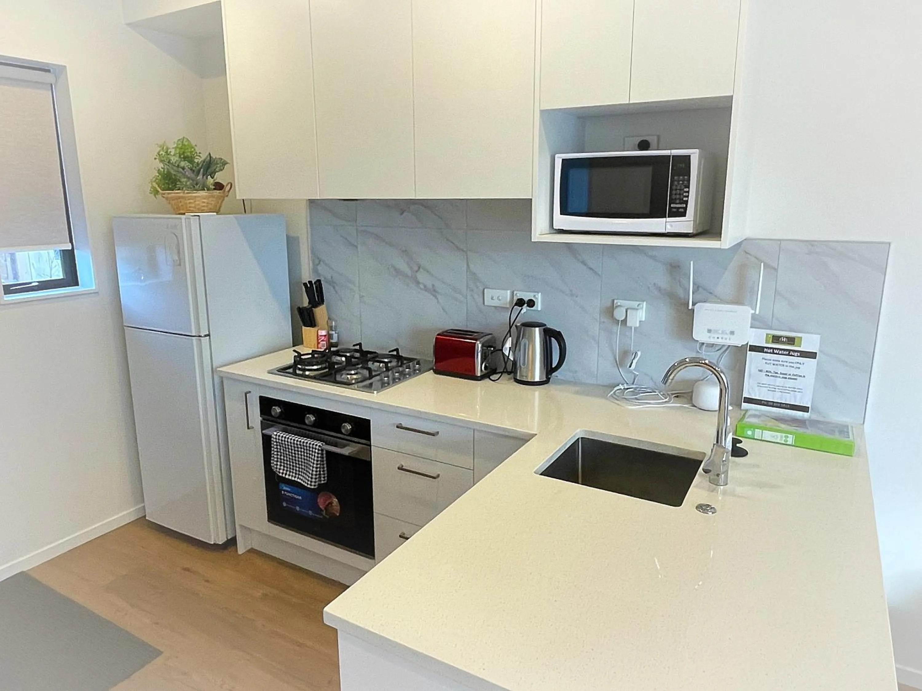 microwave in Flat Bush Holiday Accommodation