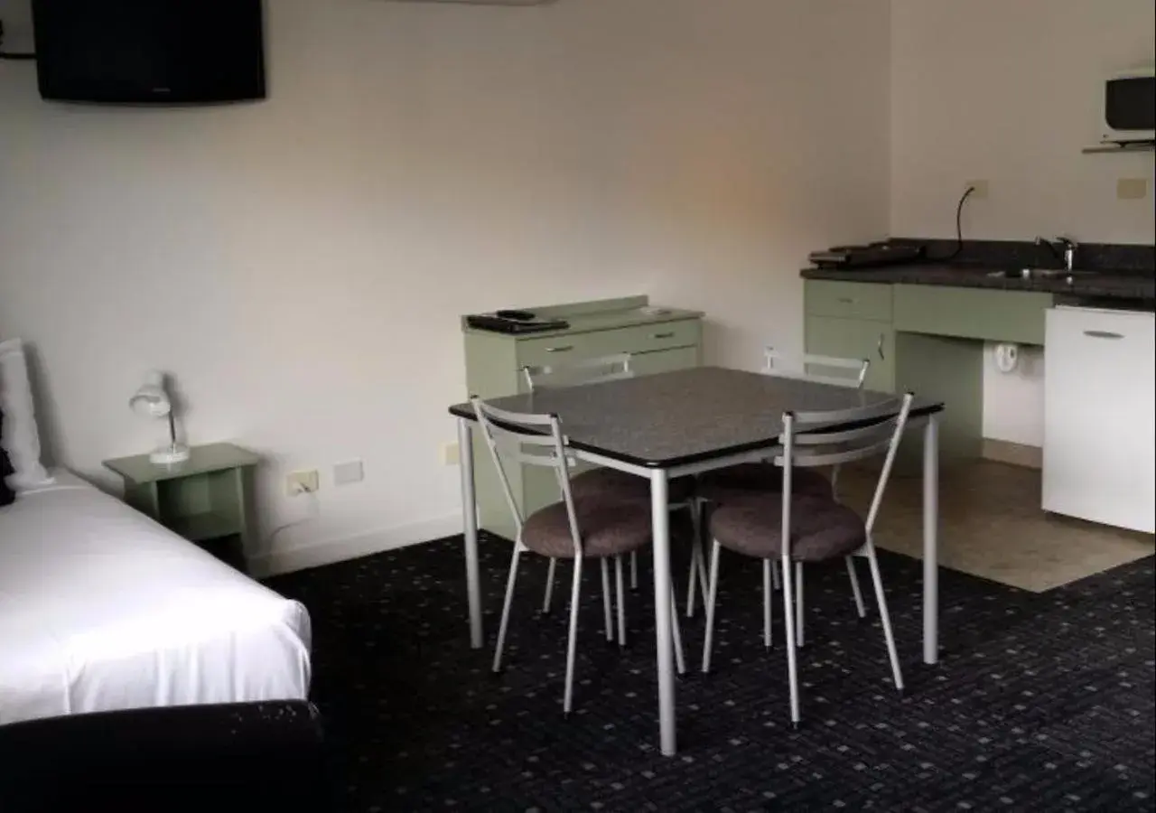 Deluxe Studio in ASURE Abode On Courtenay Motor Inn Deluxe Studio in ASURE Abode On Courtenay Motor Inn