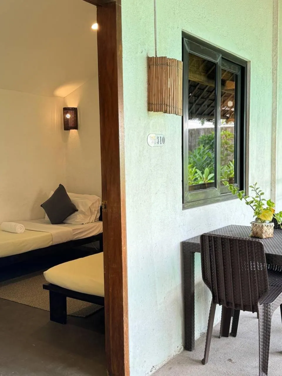 Seating area, Bed in Lazy Dog Bed & Breakfast