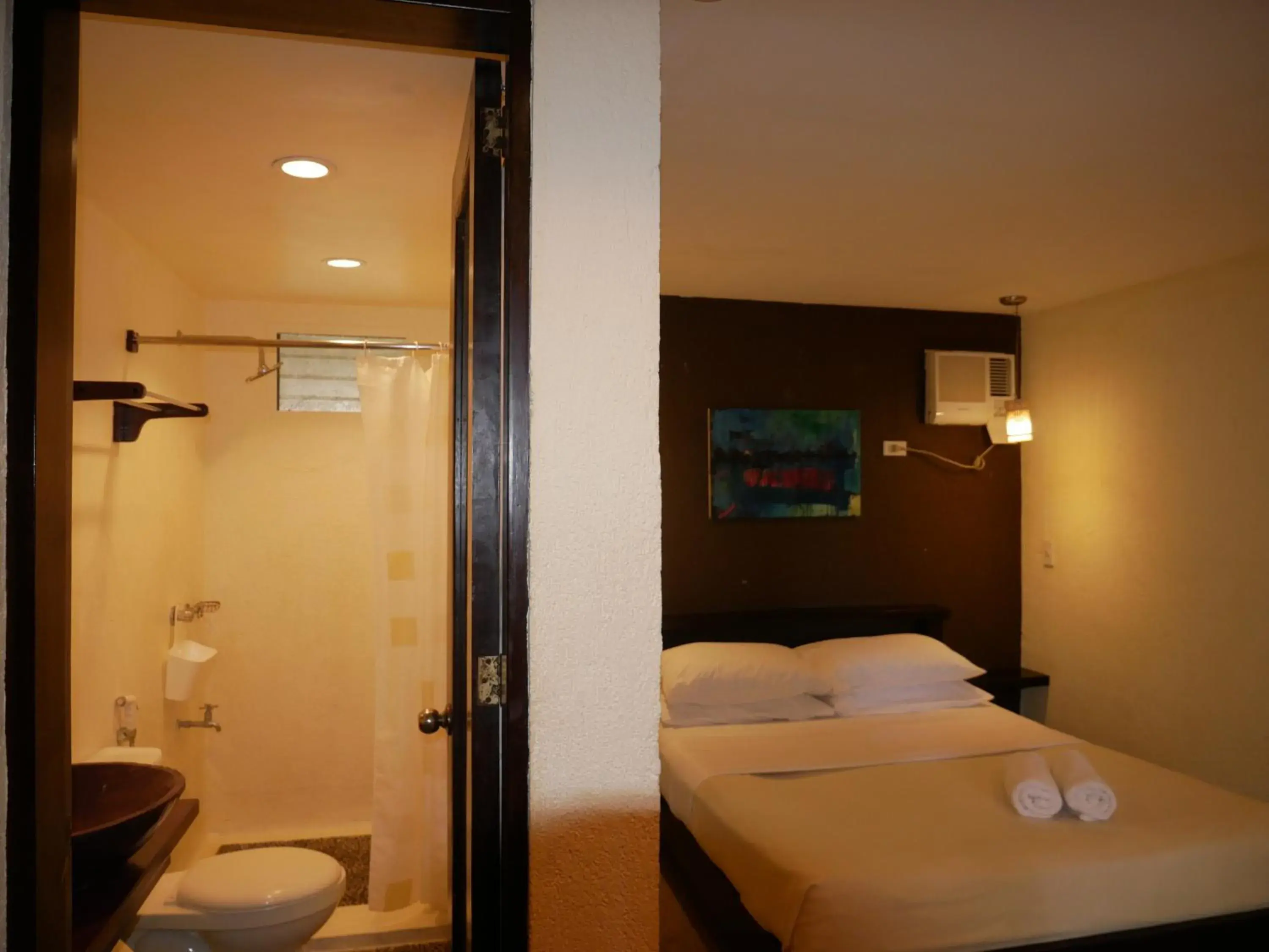 Cottage Queen - single occupancy in Lazy Dog Bed & Breakfast Cottage Queen - single occupancy in Lazy Dog Bed & Breakfast