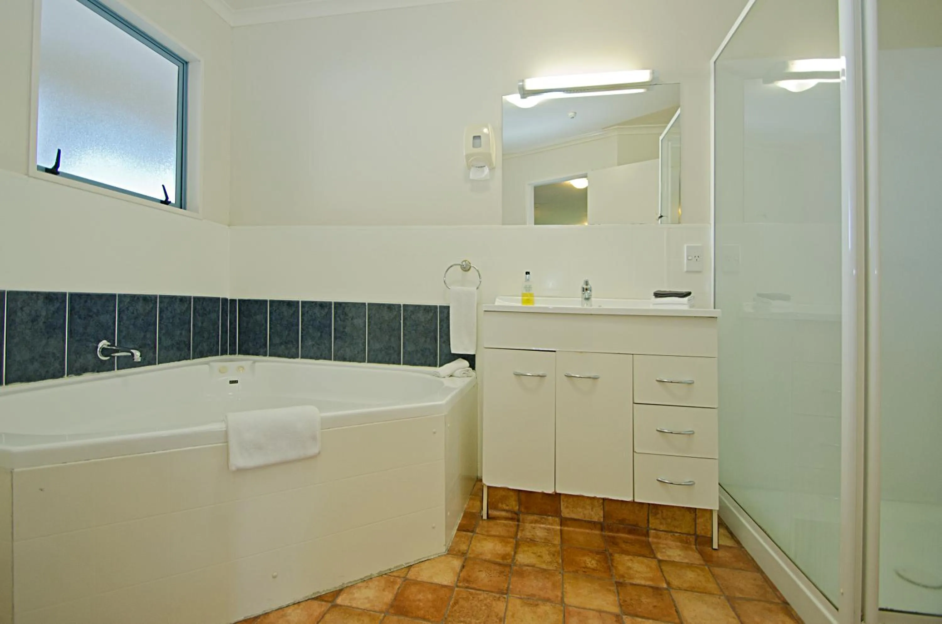 Bathroom in Gateway Motor Inn