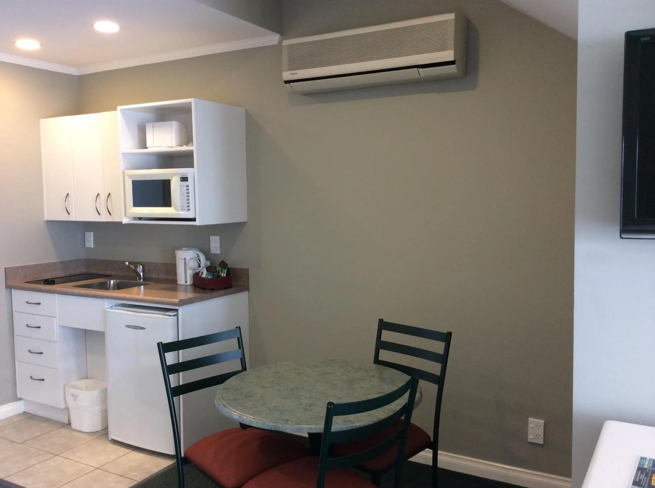 Dining area in Cornwall Motor Lodge