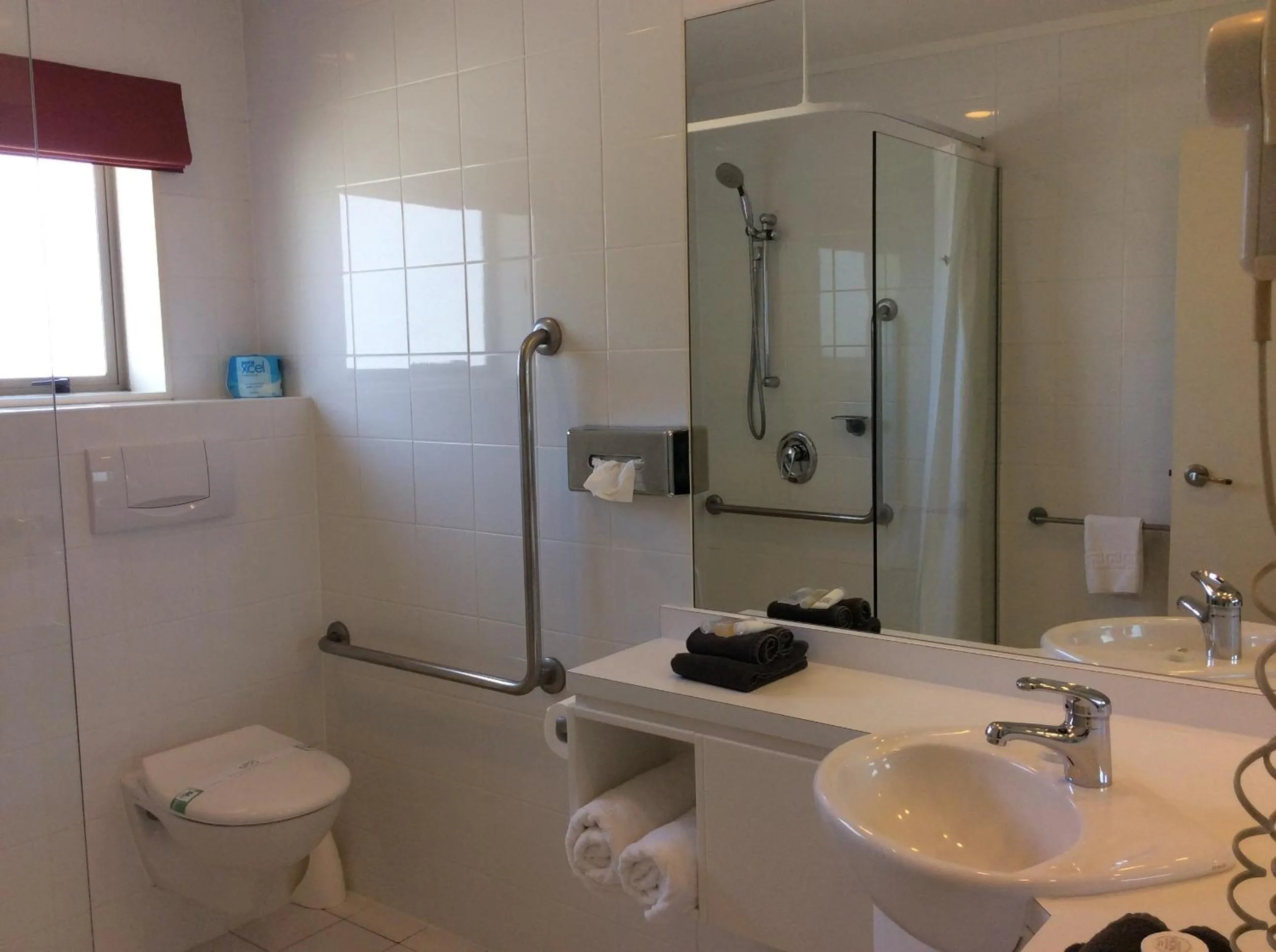 Bathroom in Cornwall Motor Lodge