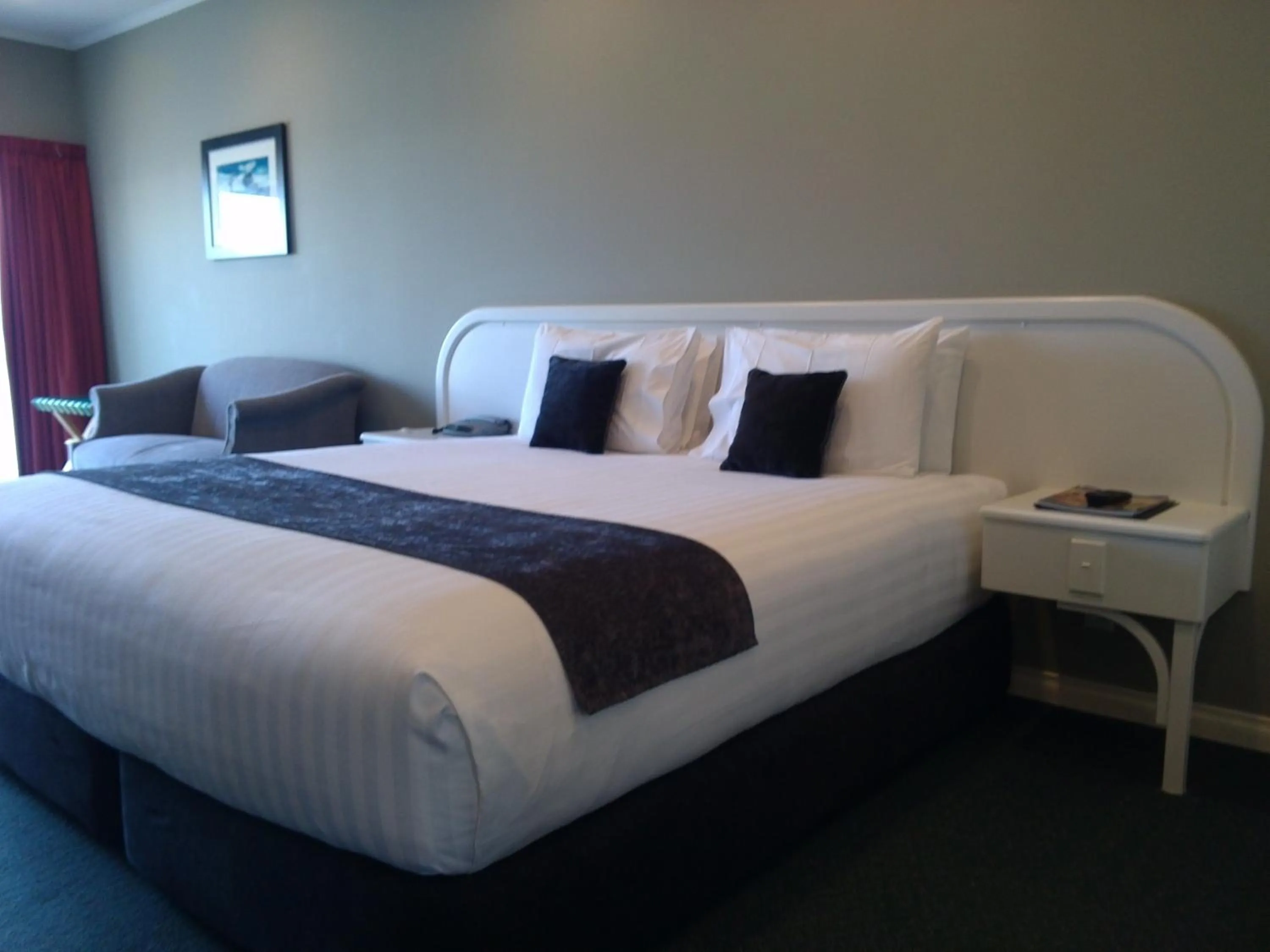 Photo of the whole room, Bed in Cornwall Motor Lodge