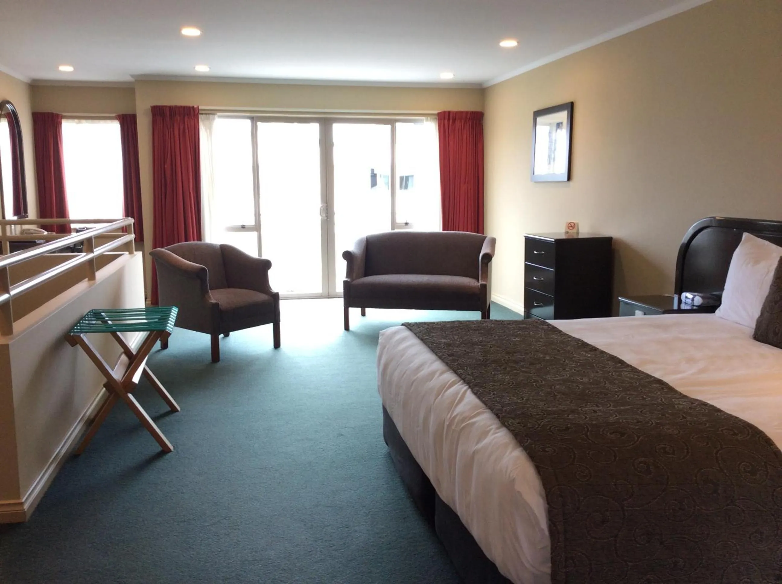 Living room, Bed in Cornwall Motor Lodge