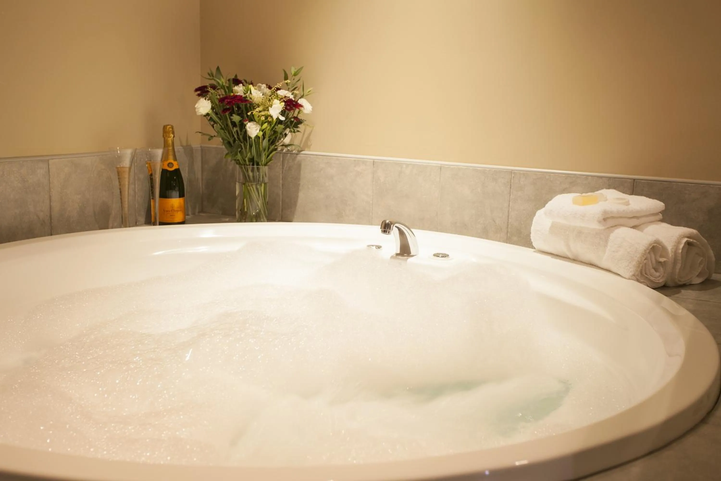 Hot Tub in Cornwall Motor Lodge