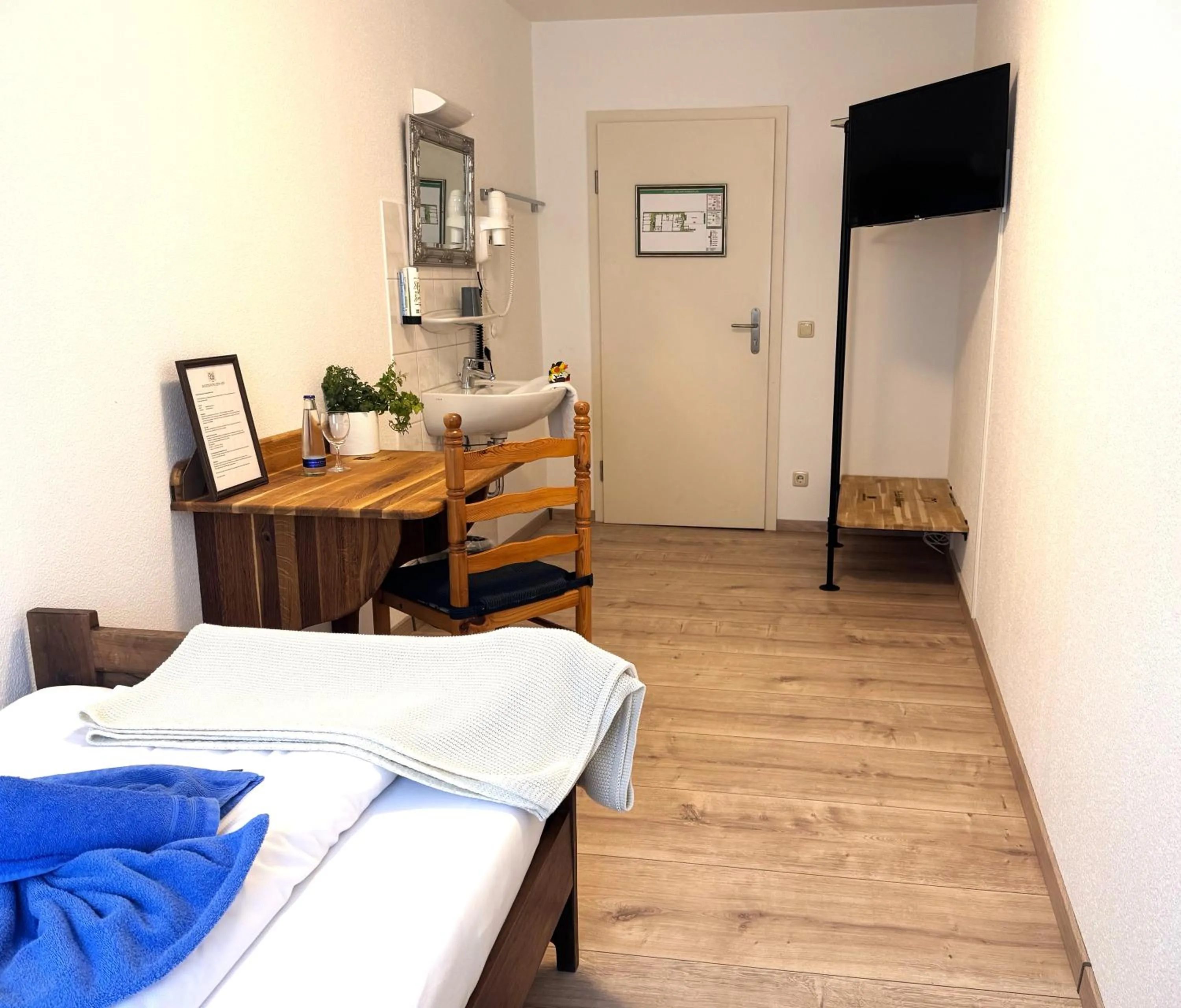 Single Room with Shared Bathroom - single occupancy in Werdenfelser Hof
