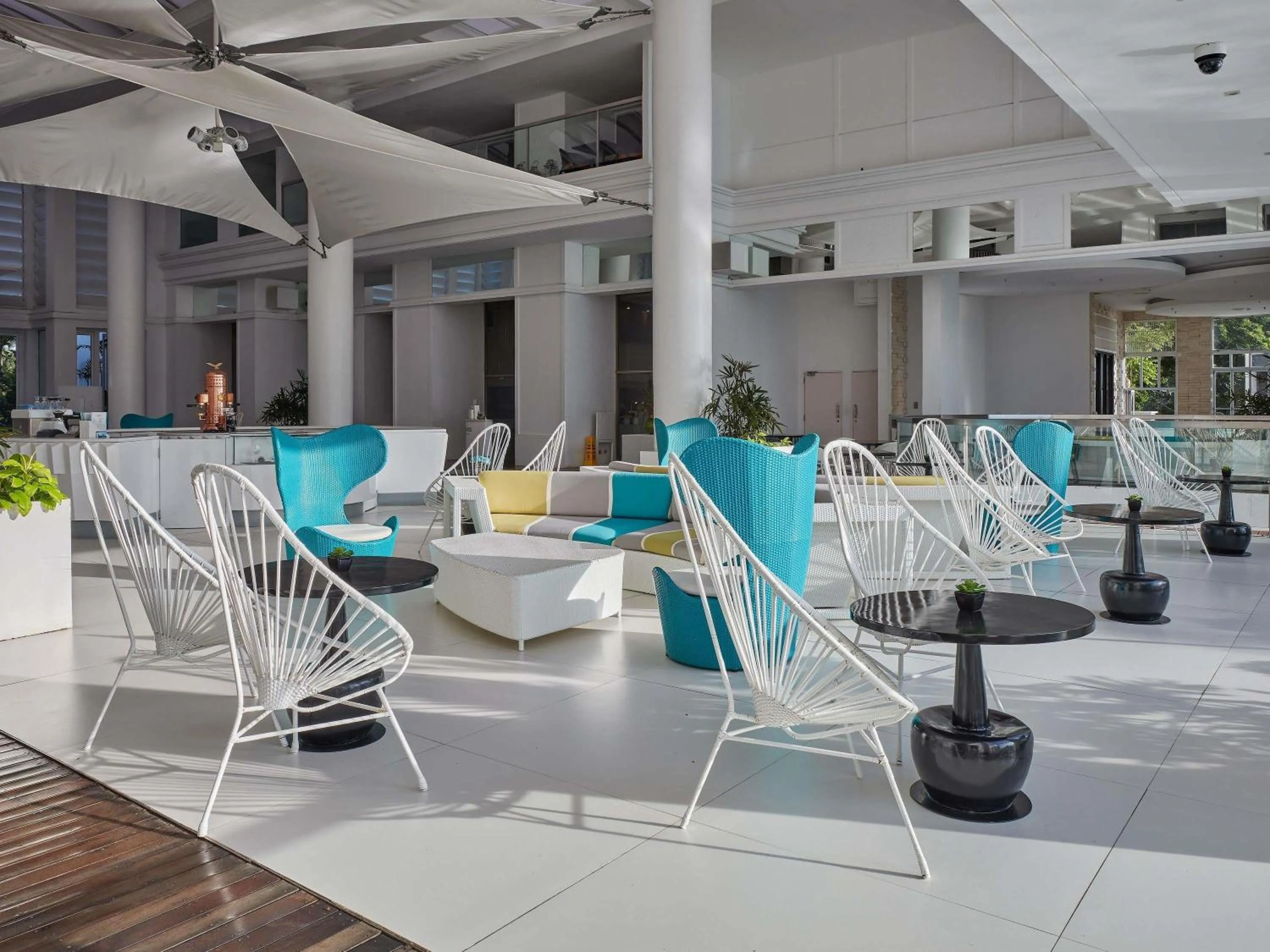 Lounge or bar in Mövenpick Hotel Mactan Island Cebu