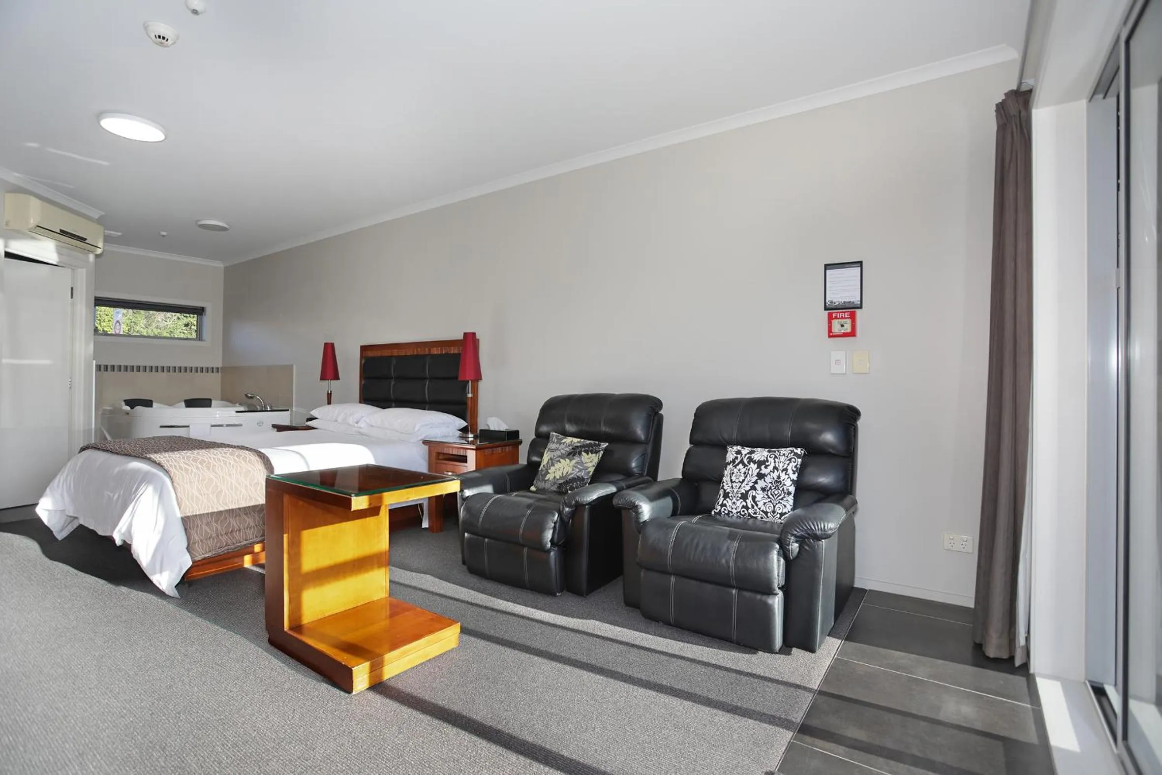 Bed in City Corporate Motor Inn