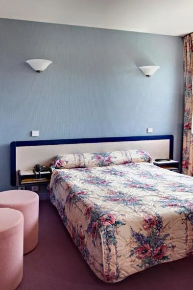 Photo of the whole room, Bed in Hôtel du Lac