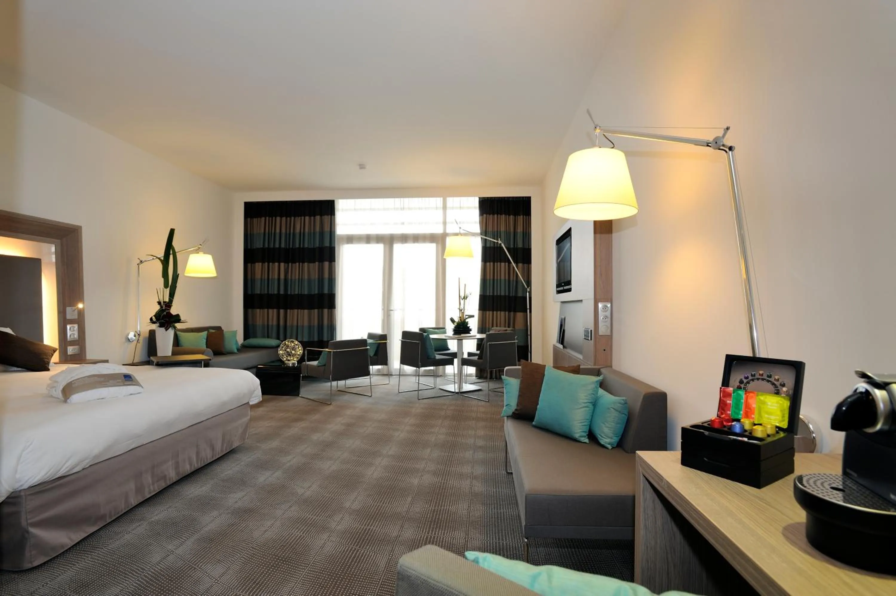 Photo of the whole room, Bed in Novotel Avignon Centre