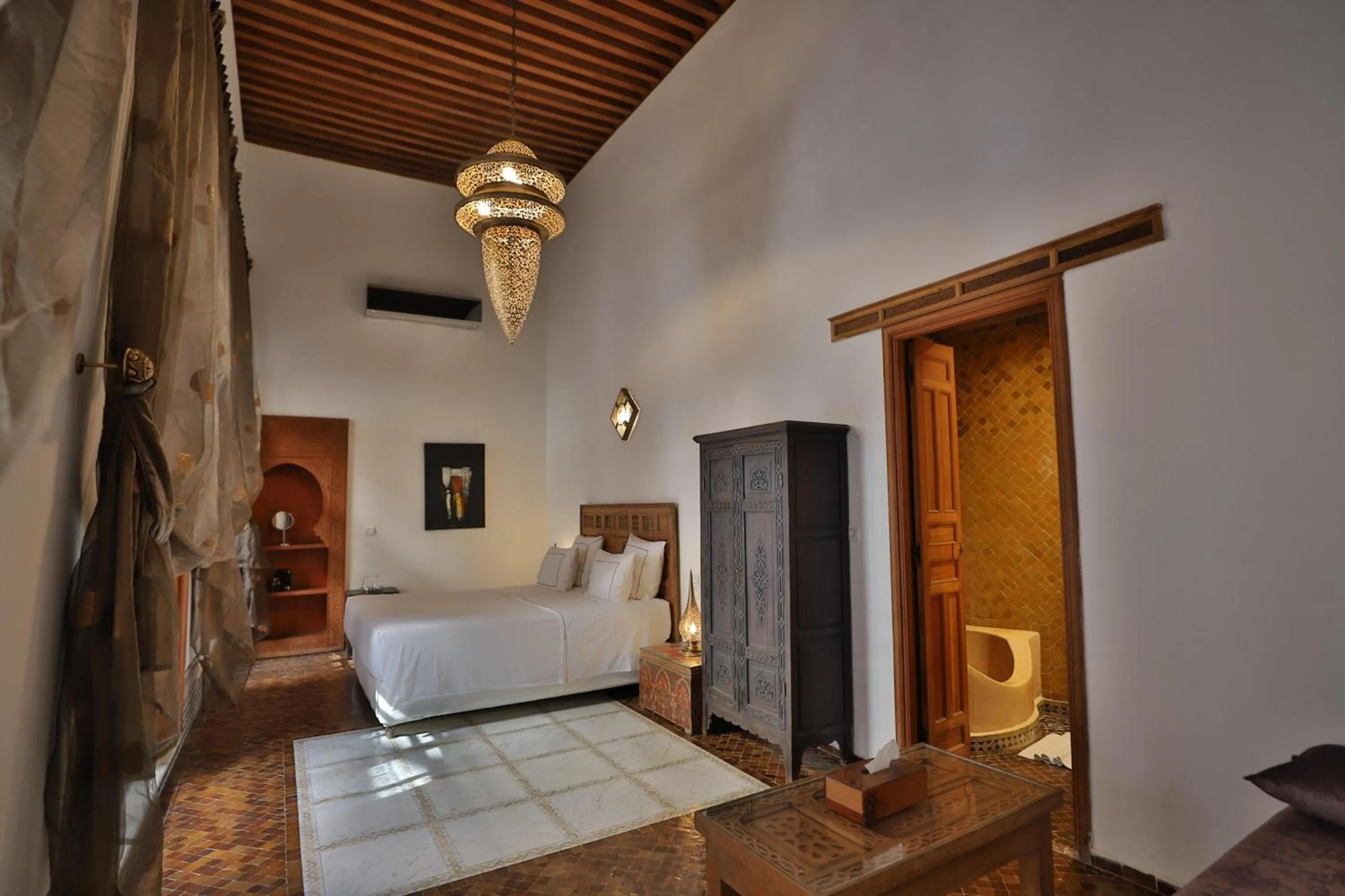 Photo of the whole room, Bed in Riad Layla