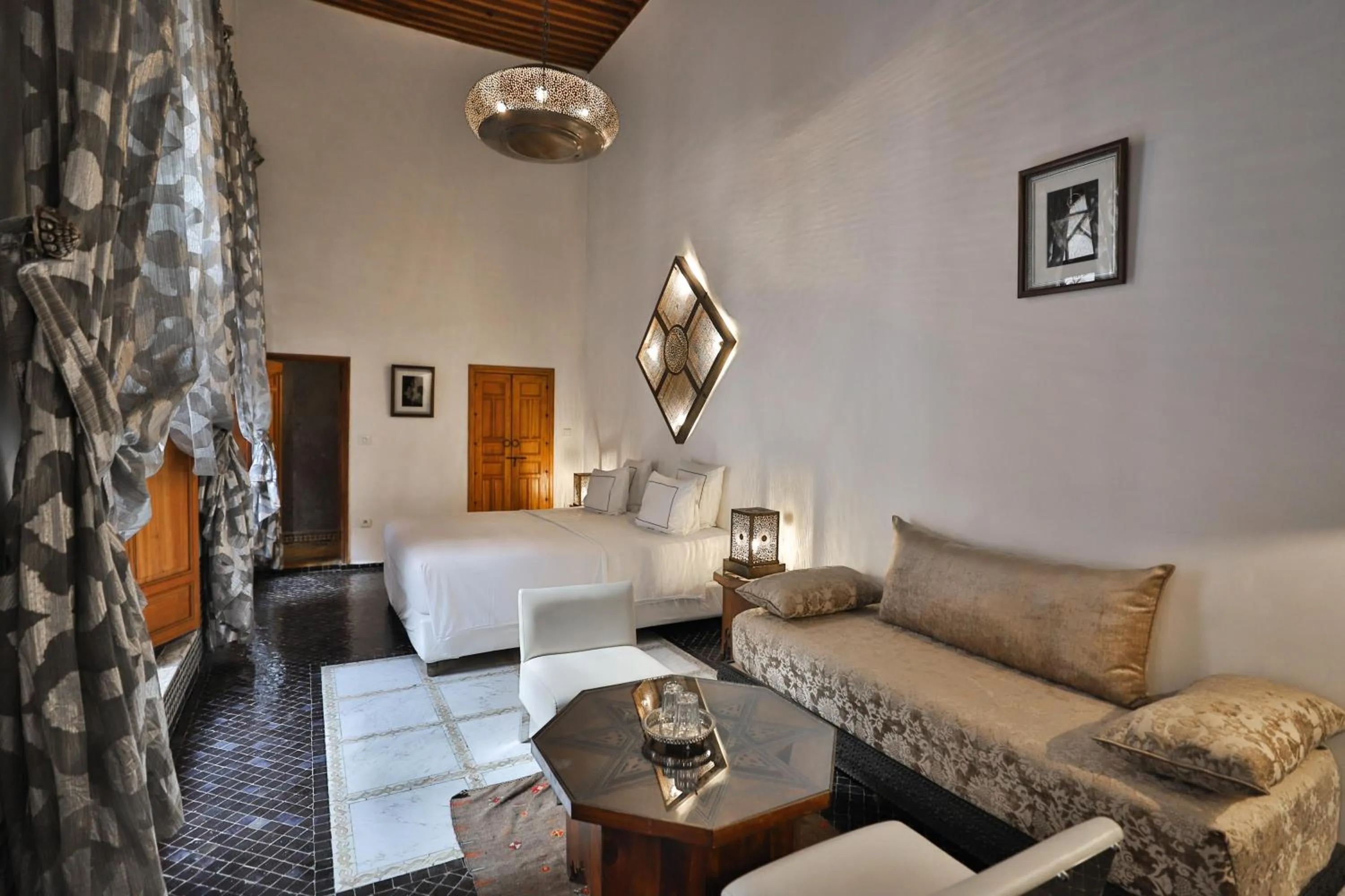 Photo of the whole room, Bed in Riad Layla