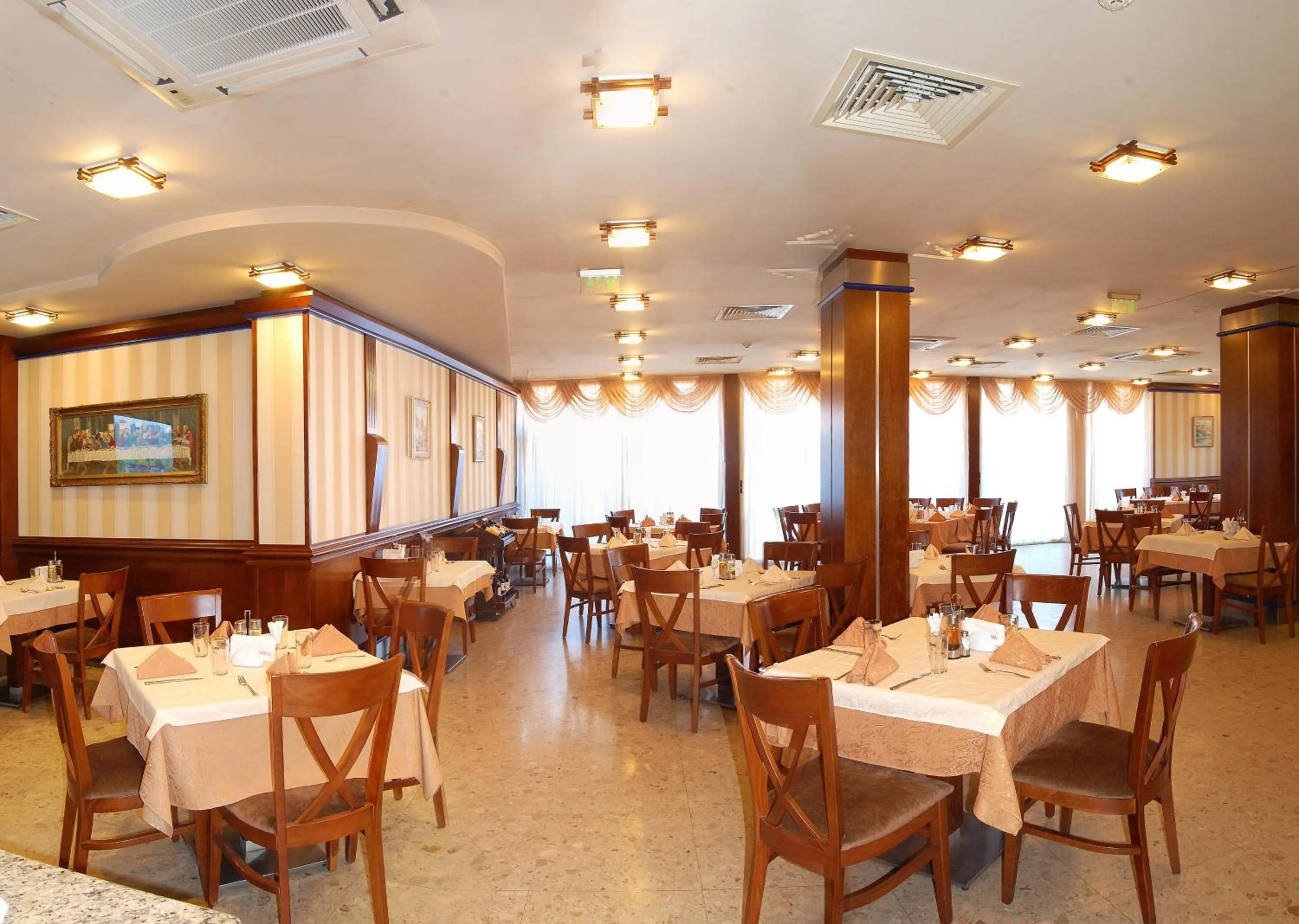 Restaurant/places to eat in Nadejda Hotel