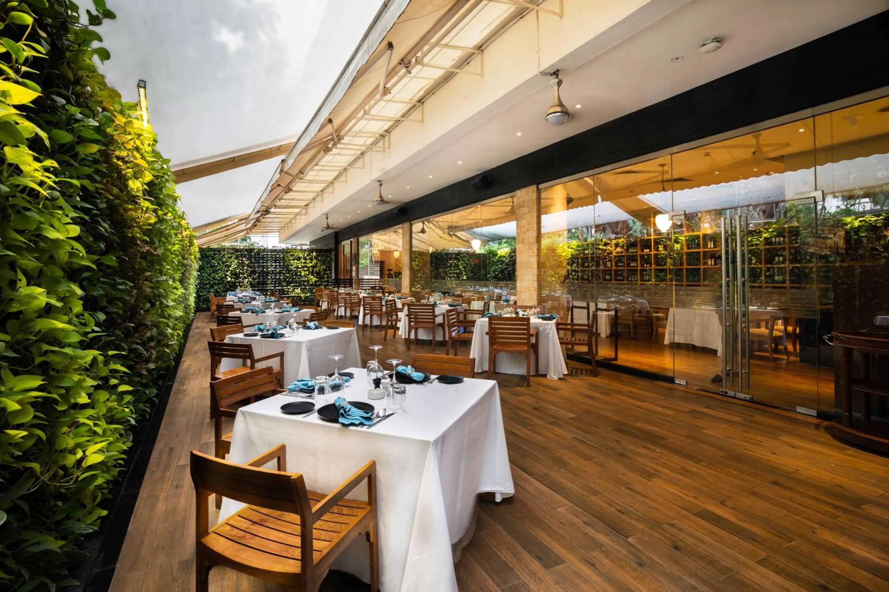 Restaurant/places to eat in Marriott Suites Pune