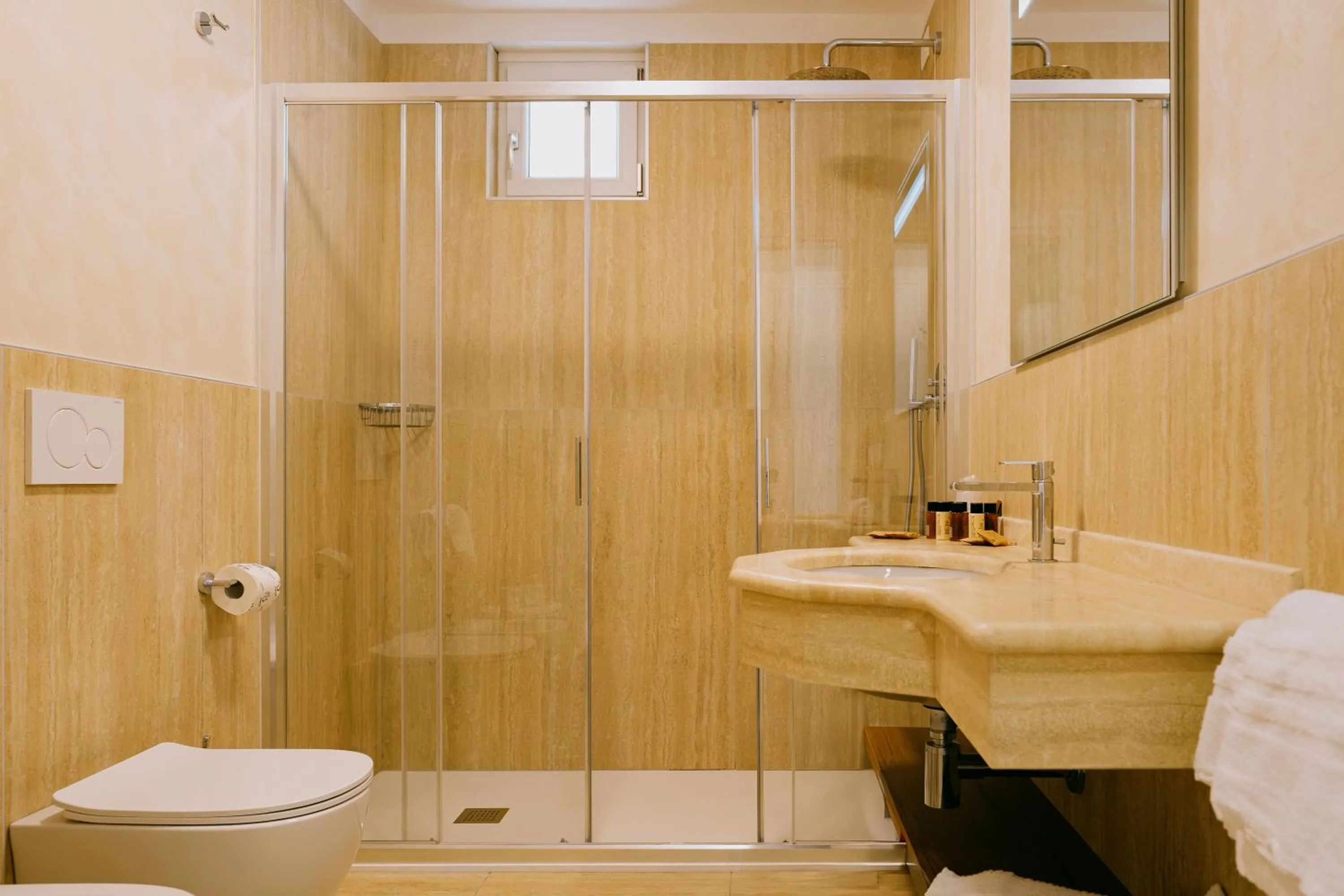 Shower in Hotel Gallia & Resort