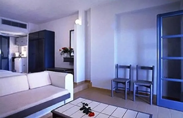 Seating area, Bed in Blue Sky Hotel Apartments