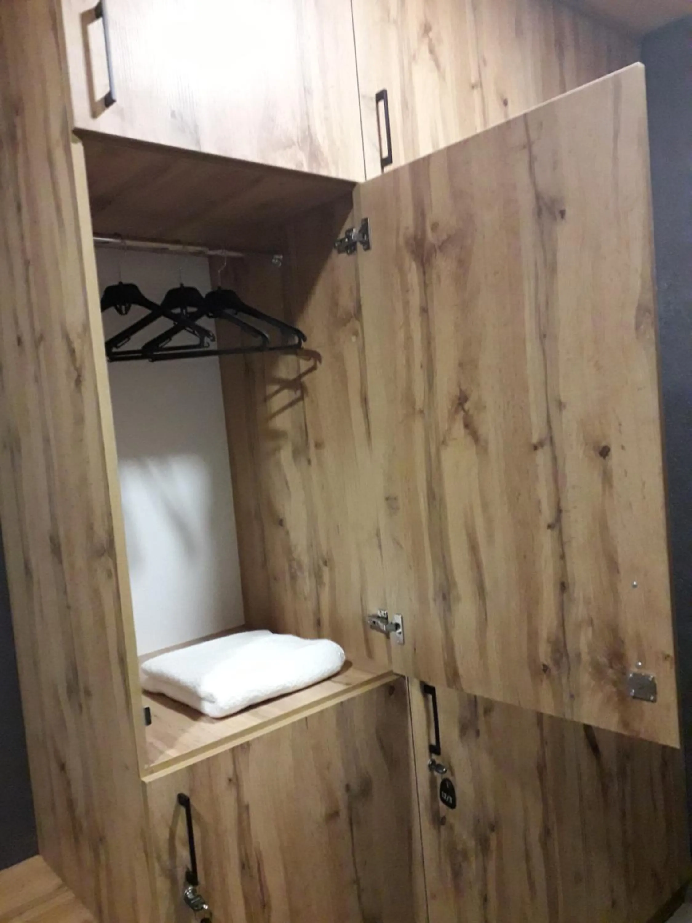 FULL HOUSE capsule hostel