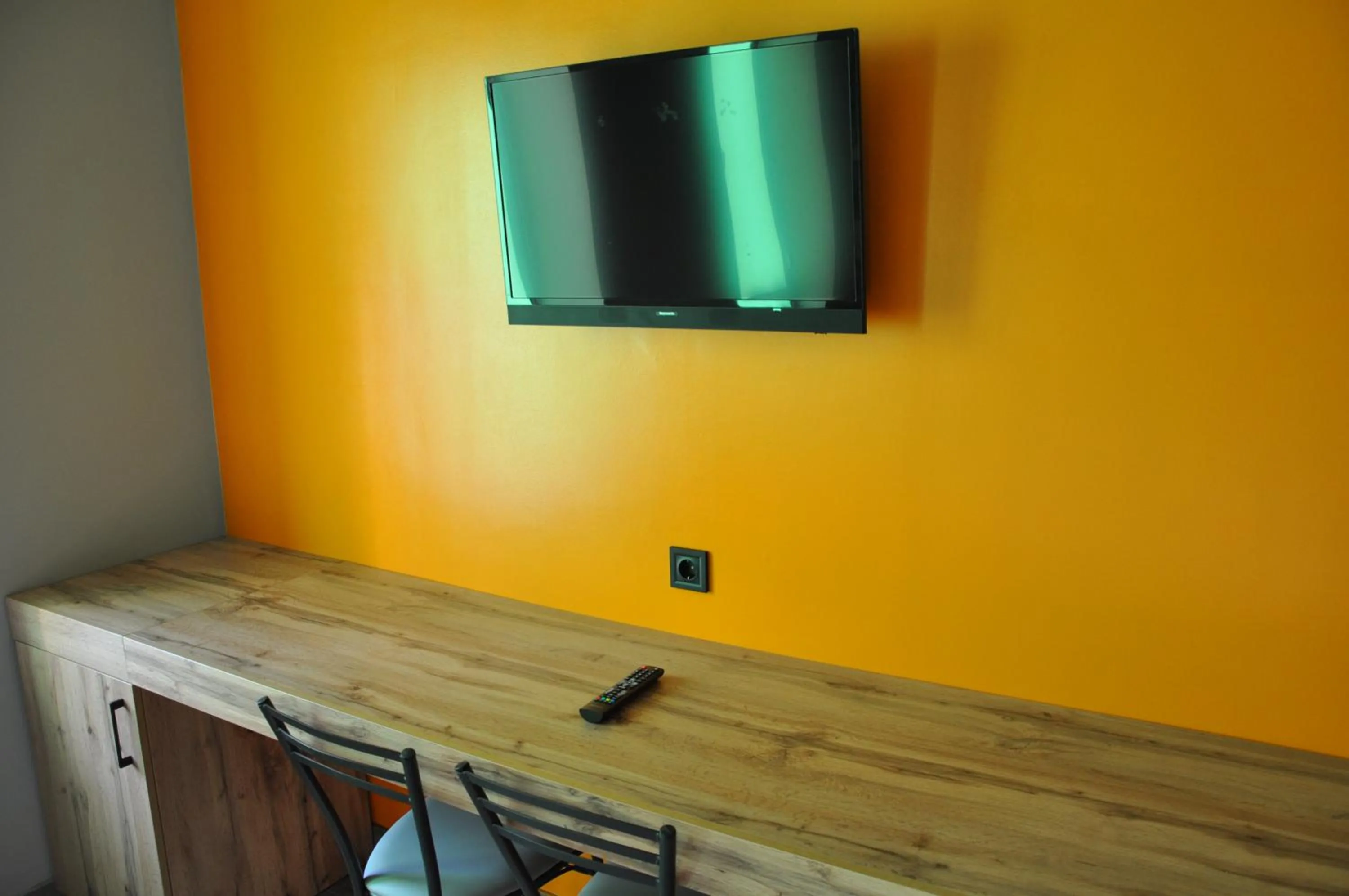 TV and multimedia in FULL HOUSE capsule hostel